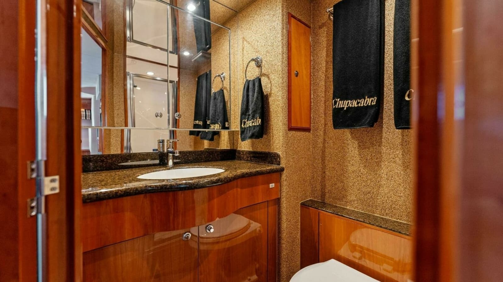 2007 Hatteras 64 Convertible CHUPACABRA - Elegant En-Suite Head