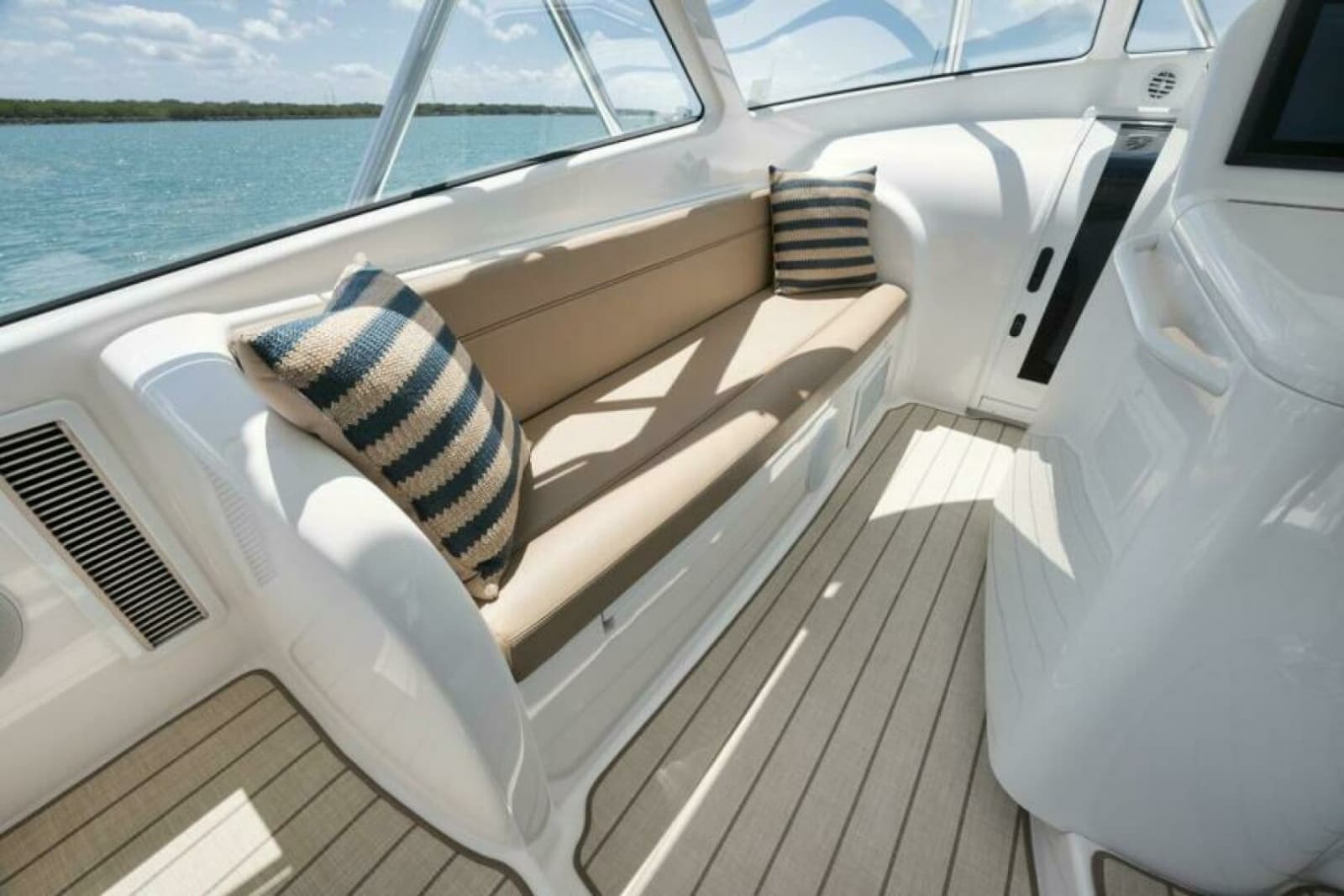 Viking 42 GAMECHANGER - Flybridge