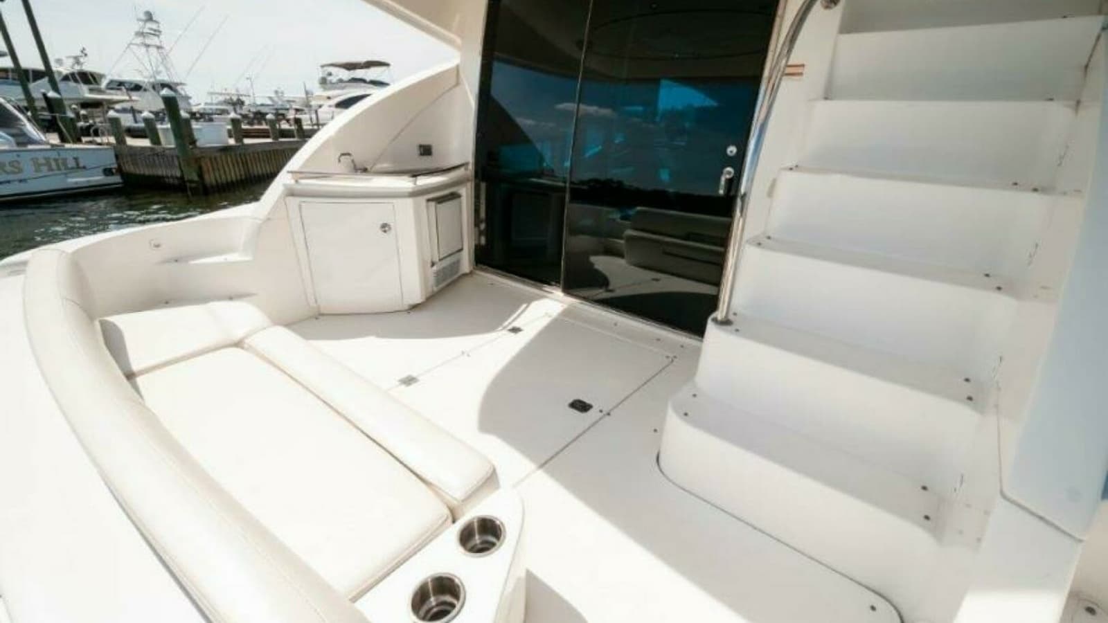 2006 47 Cruisers Cockpit