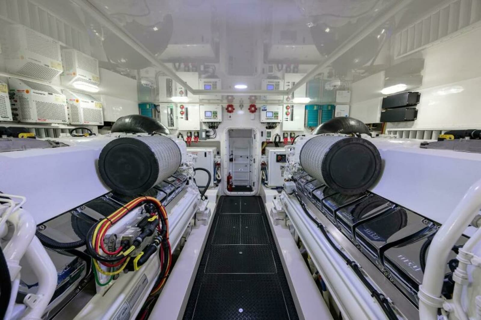 Viking 80 - LAMPLIGHTER - Engine Room
