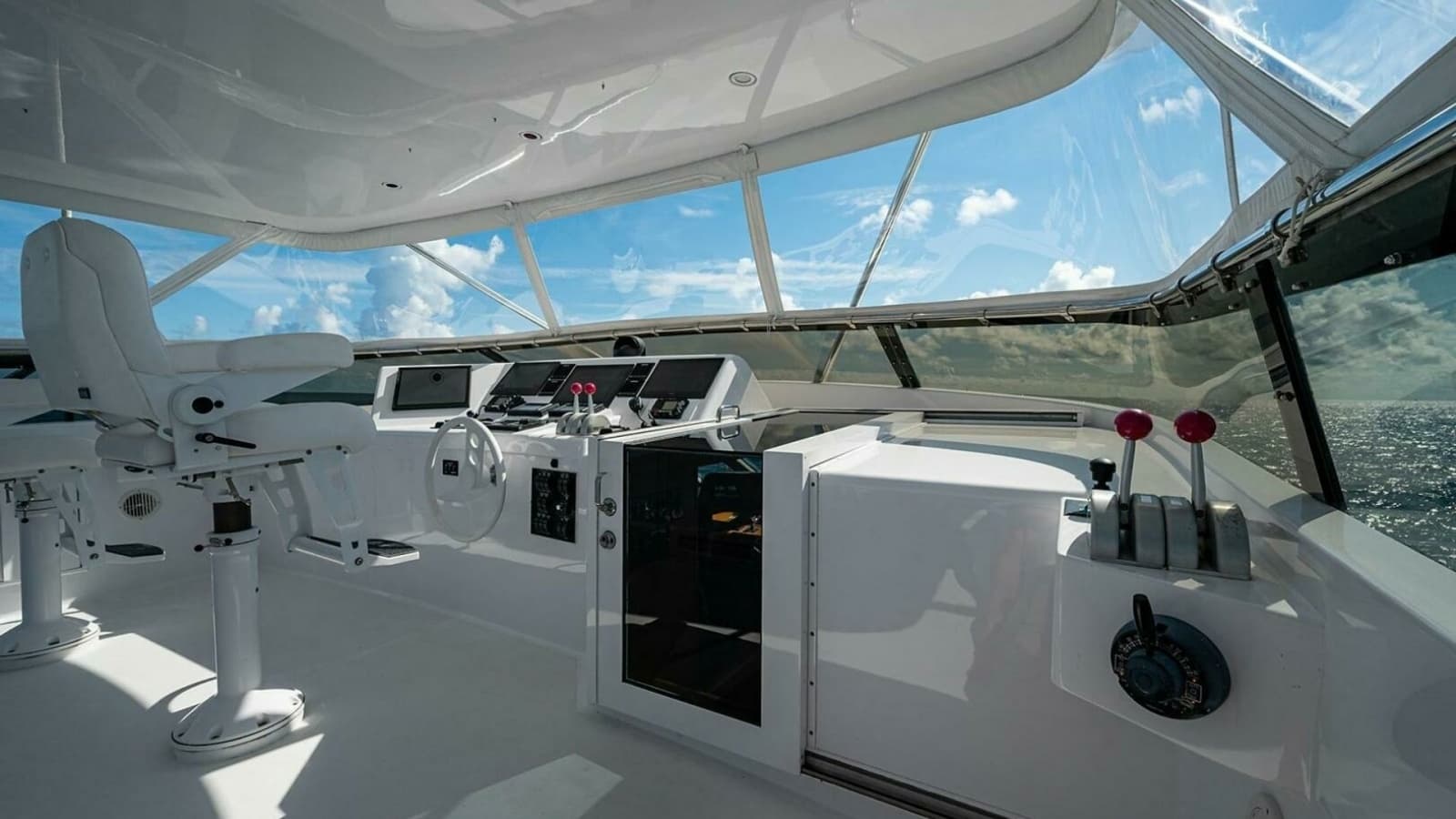 Spacious Pilothouse with Panoramic Views
