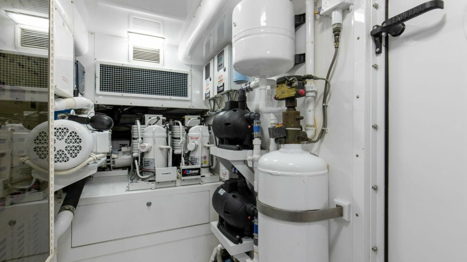 55_2827464_2005_76_whiticar_enclosed_bridge_badonkadonk_engine_room_1