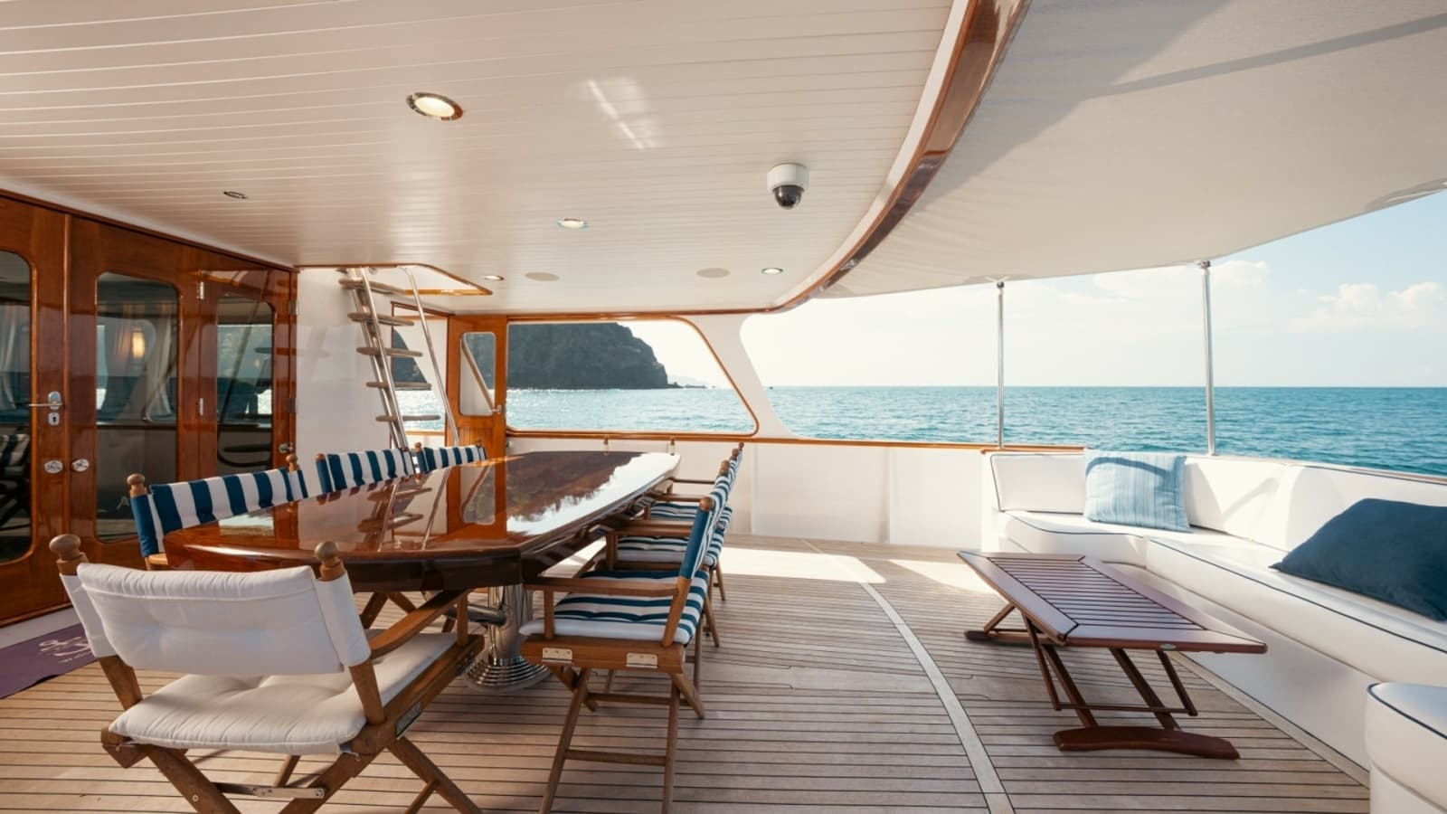 1971 Feadship 101 Top Deck Dining
