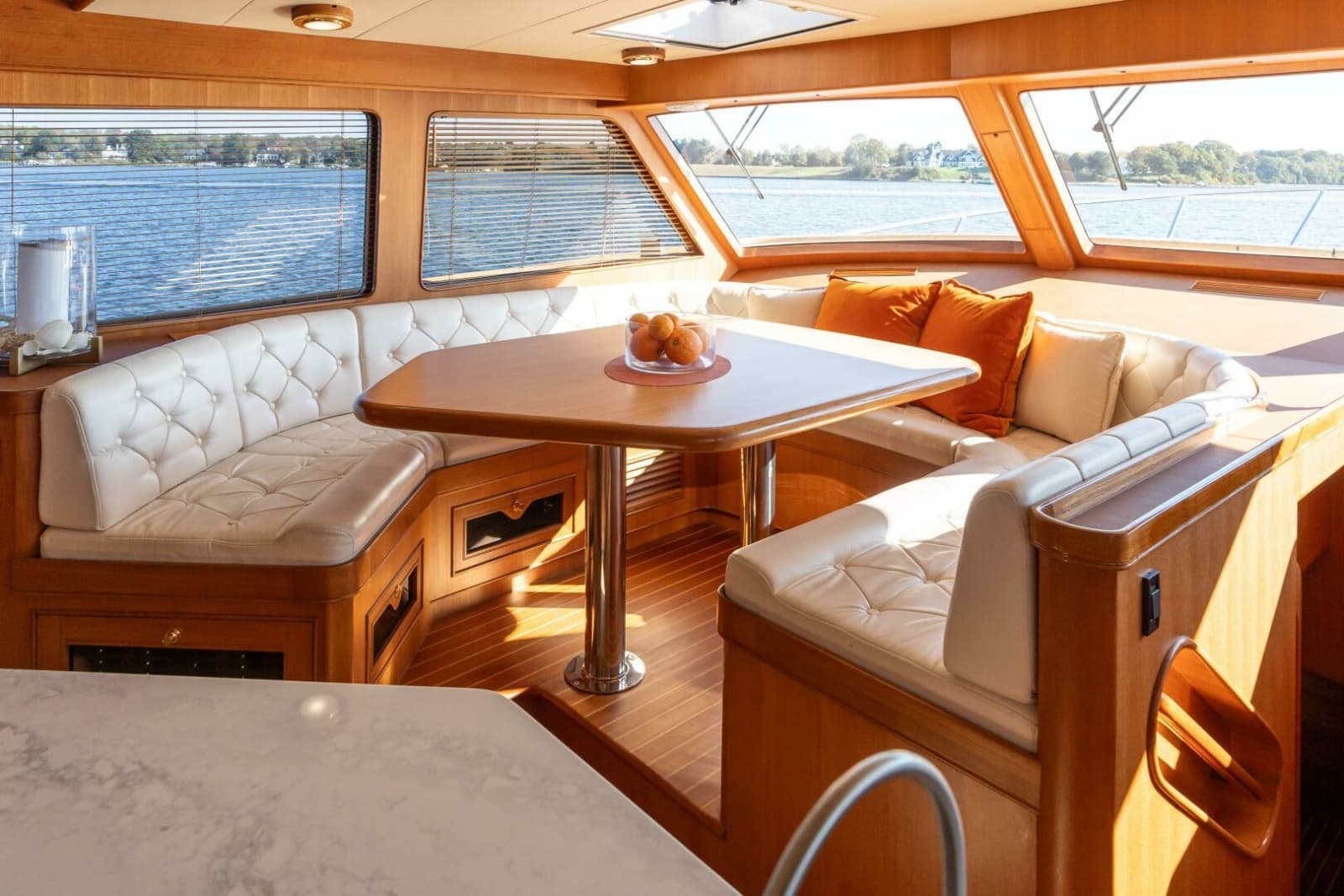 Marlow 72 GRIFFIN - Dining