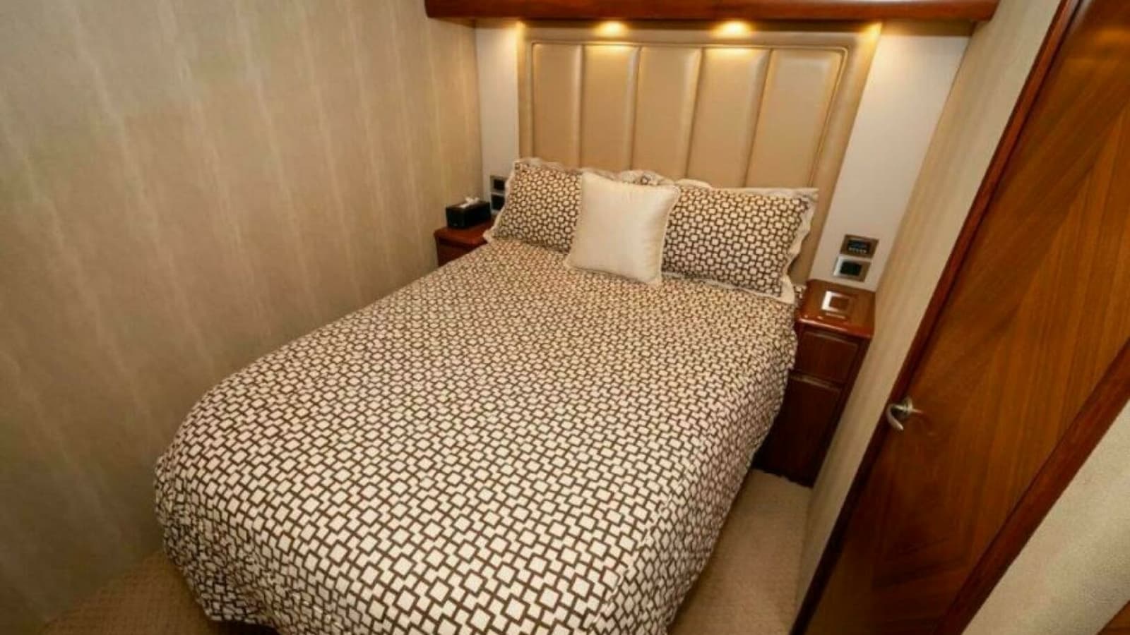 2012 76 Viking Sky Bridge Barefoot Drive VIP Stateroom (4)