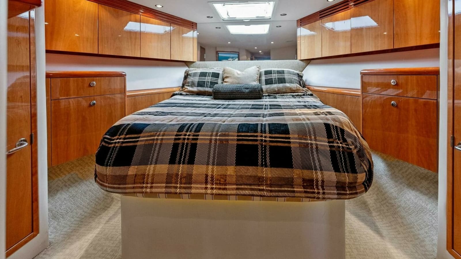 2007 Hatteras 64 Convertible CHUPACABRA - Luxurious Forward Stateroom