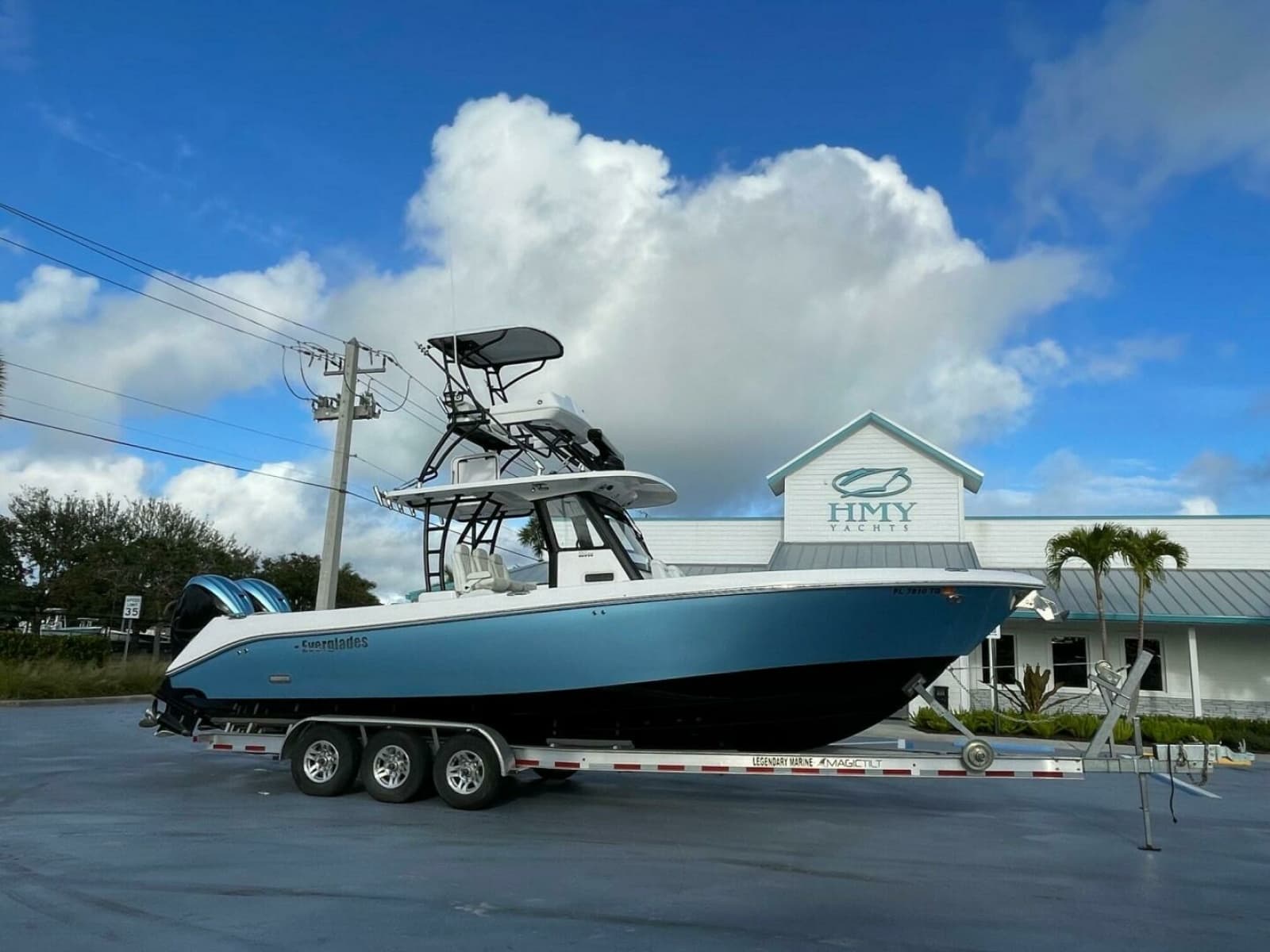 2022 Everglades 335 Center Console