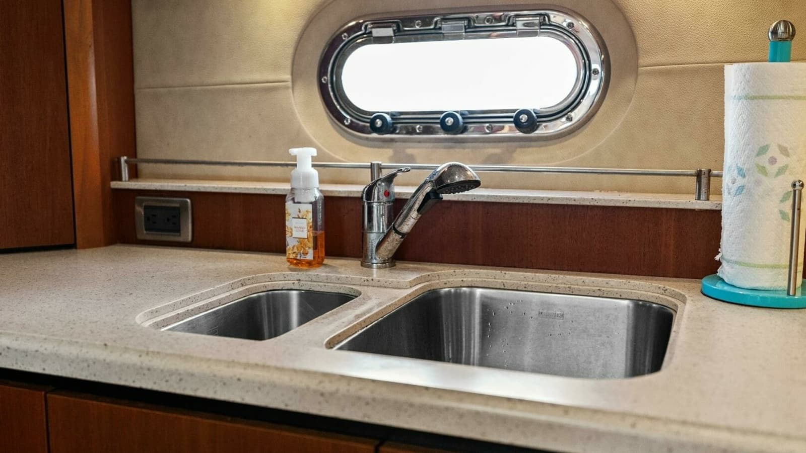 2007 Tiara Yachts 4300 Sovran - Galley