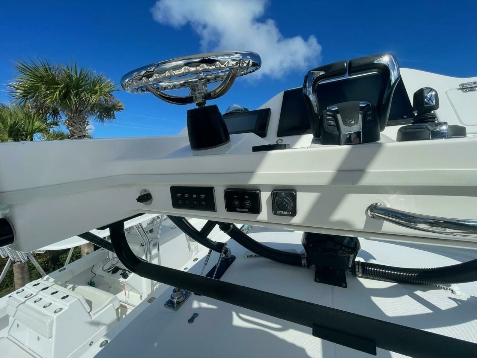 Everglades 335 Center Console -