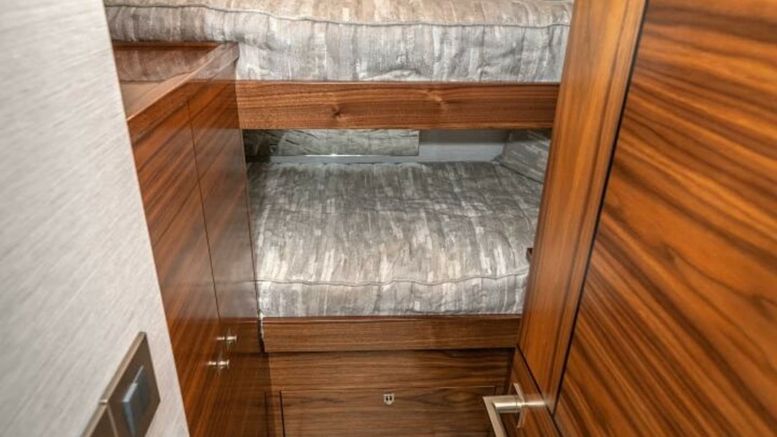 2025 Viking 90C "Zatara"