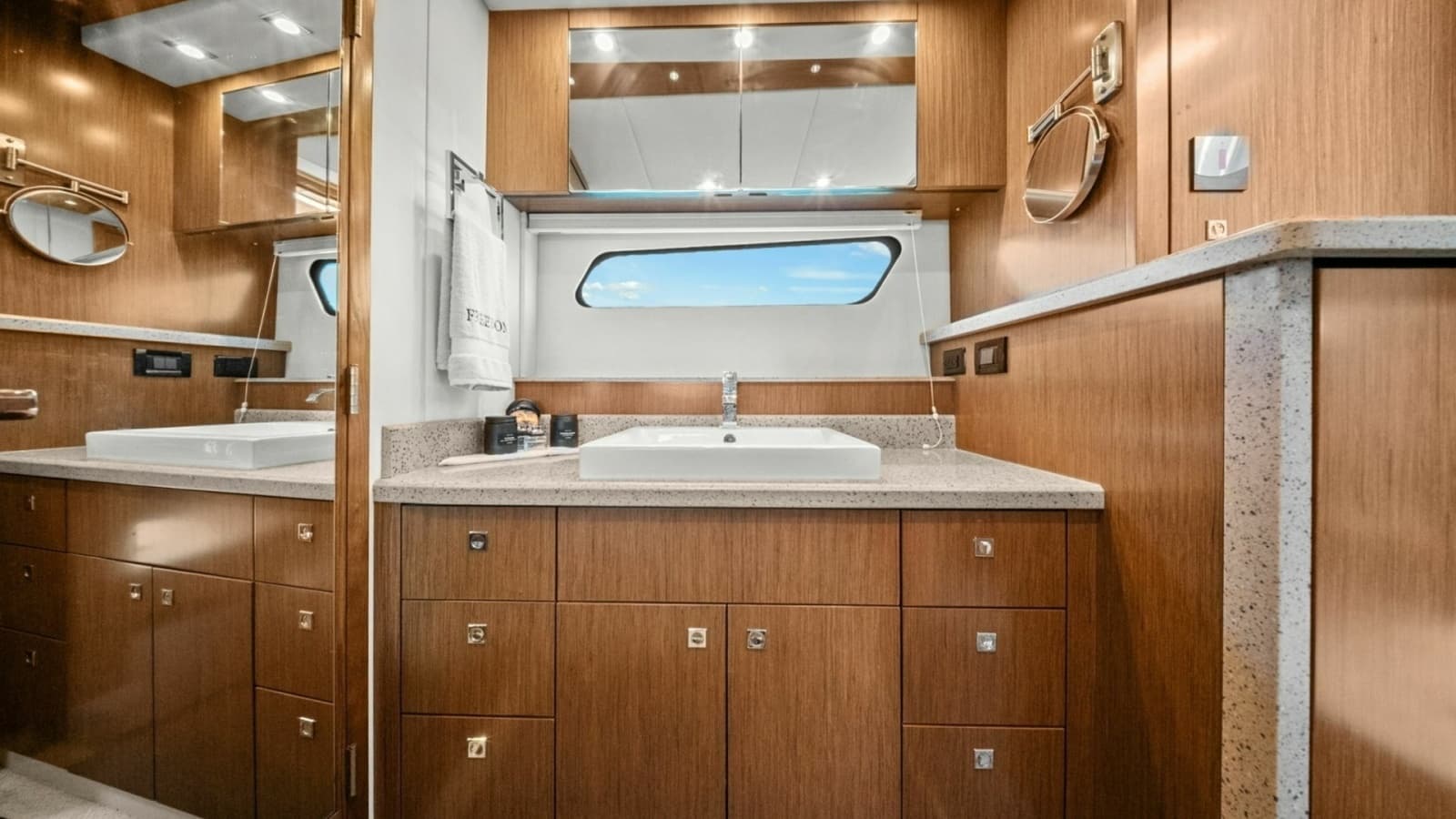 2014 Cruisers Yachts 48 Cantius