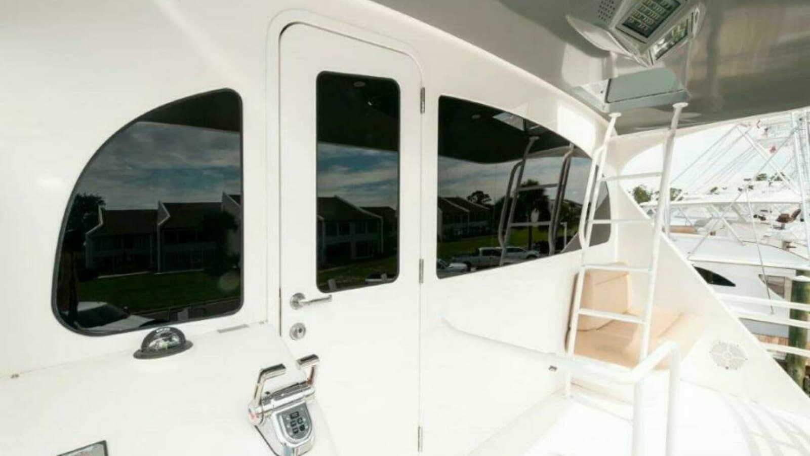 2012 76 Viking Sky Bridge Barefoot Drive Flybridge (1)