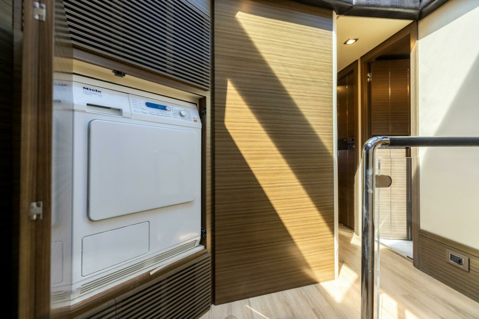 Azimut 64 A/Sea - Interior Companionway