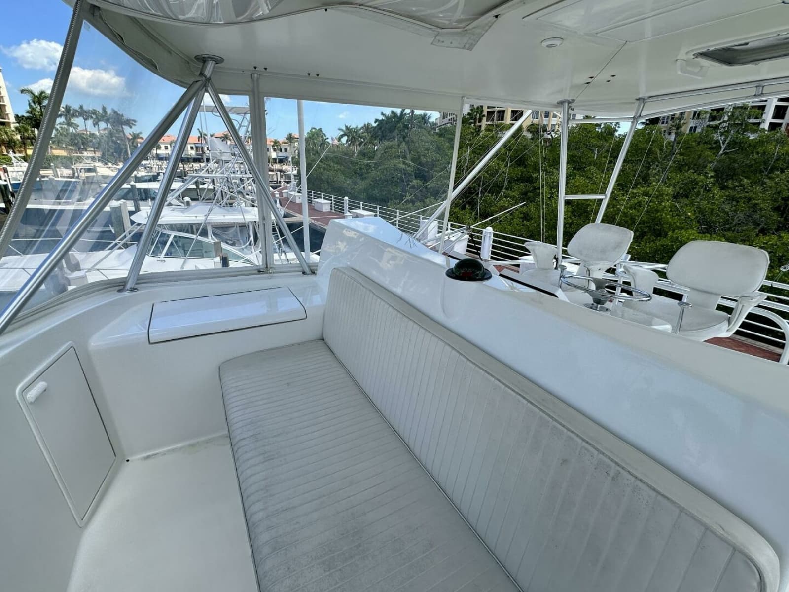 Ocean Yachts 50 GOLD COAST - Fly Bridge Helm Seating