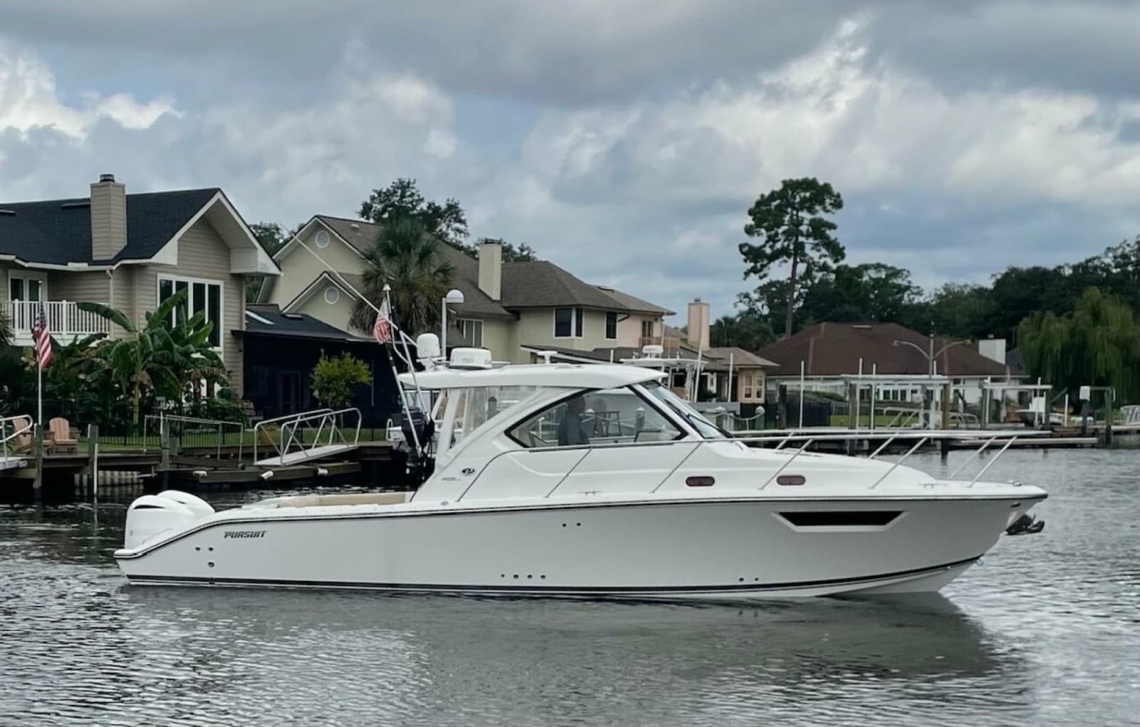 2017 Pursuit 325 OS