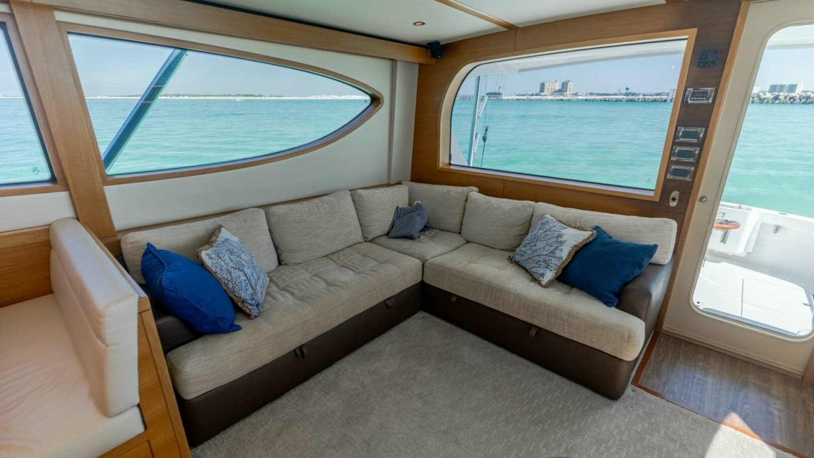 2016 Hatteras GT60 KNOT ON CALL Salon 2