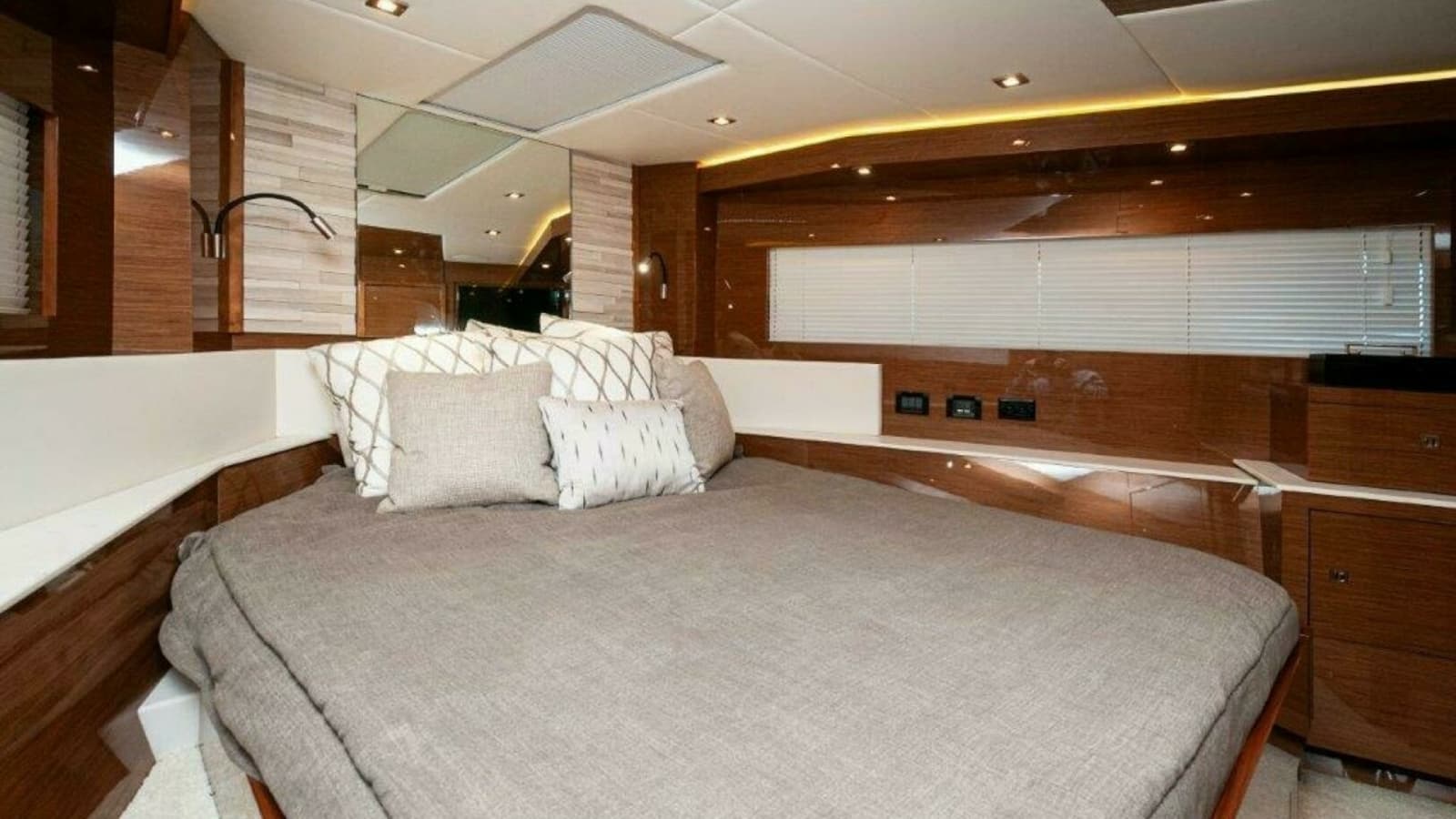 2020 Cruisers Yachts- HARPER BELL- VIP SR 2