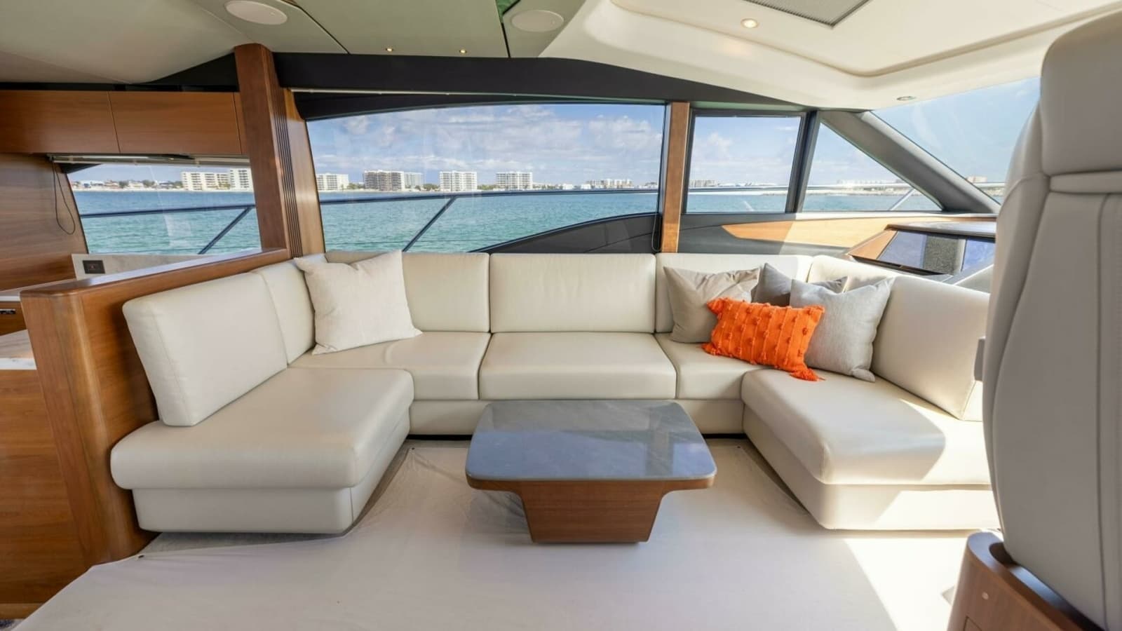 2019 Princess S65-CREWSZING- Salon