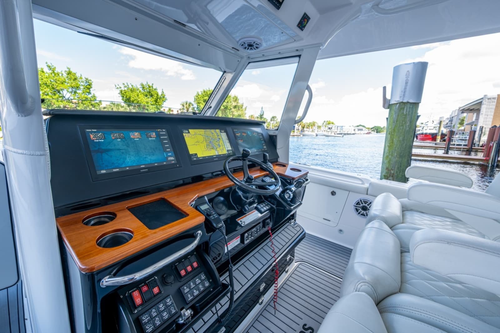 2020 Everglades 395 Center Console