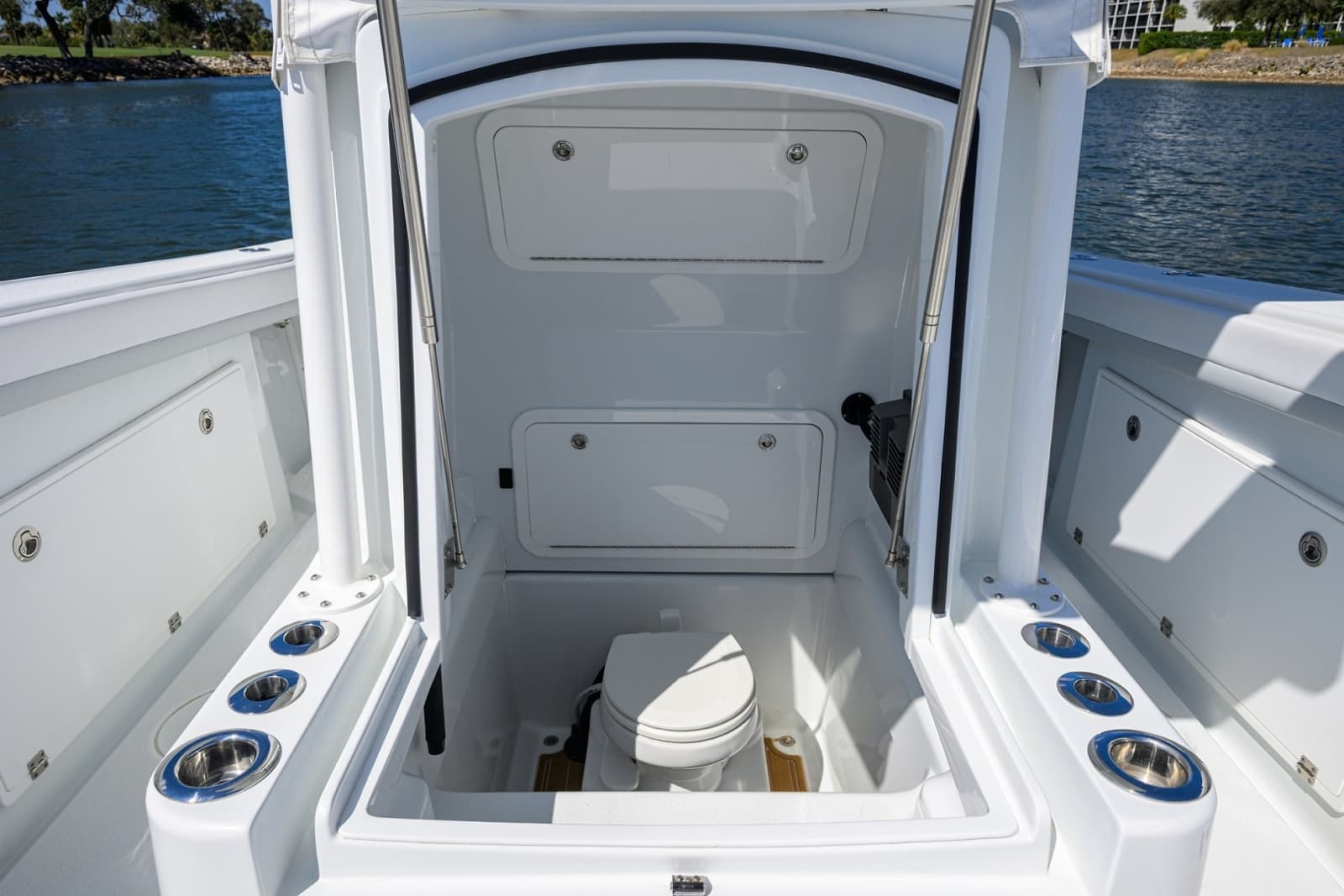 Yellowfin 34 - Head