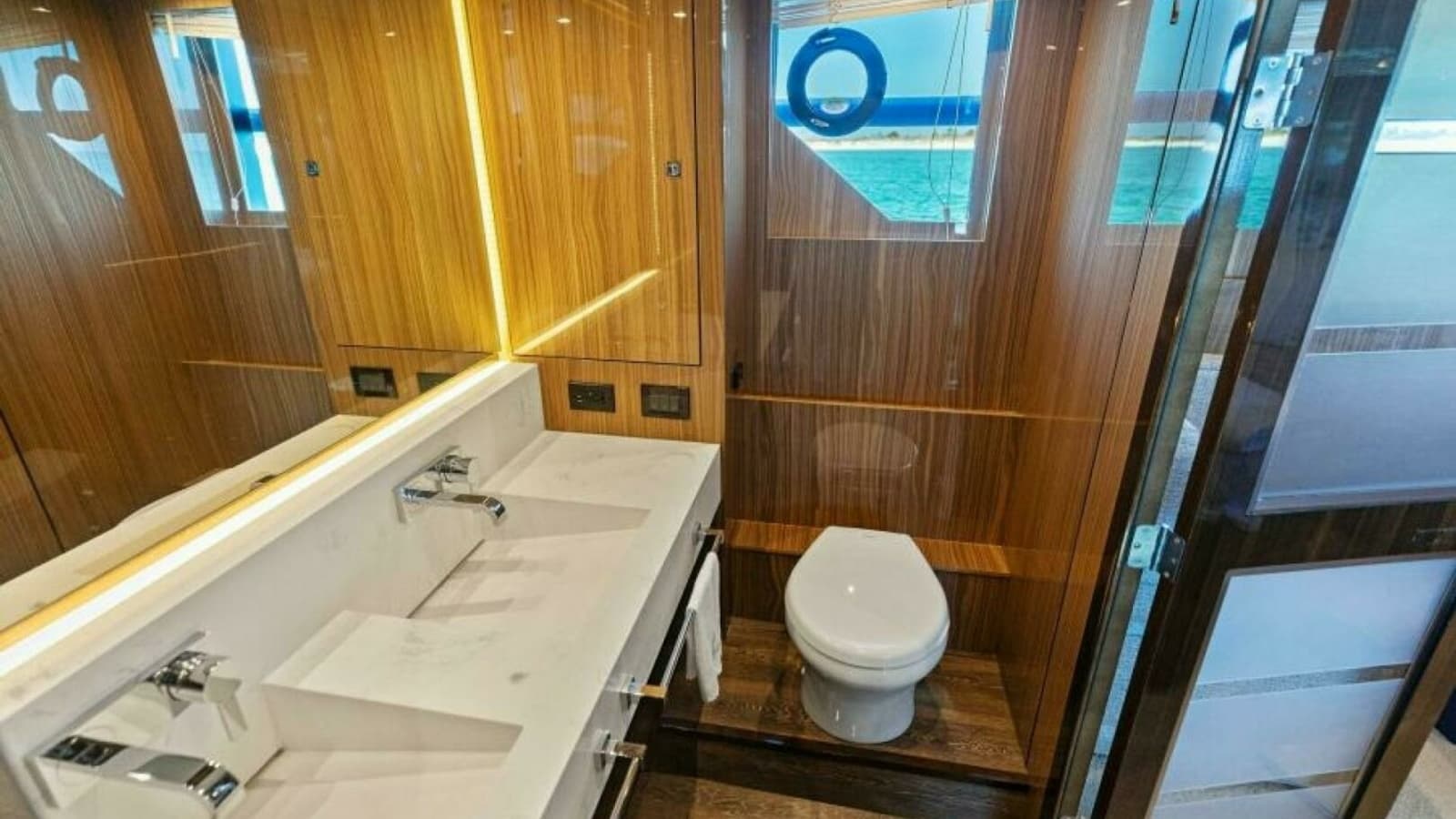 2023 Cruisers Yachts 60 Cantius Fly- Master Head