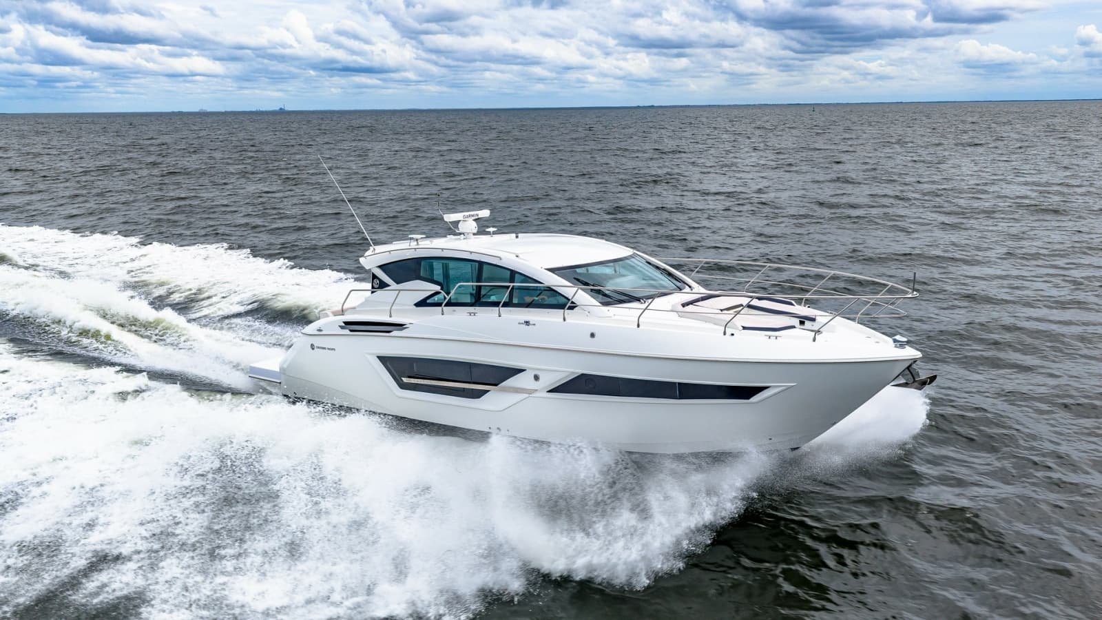 Cruisers Yachts Cantius 46 in Motion