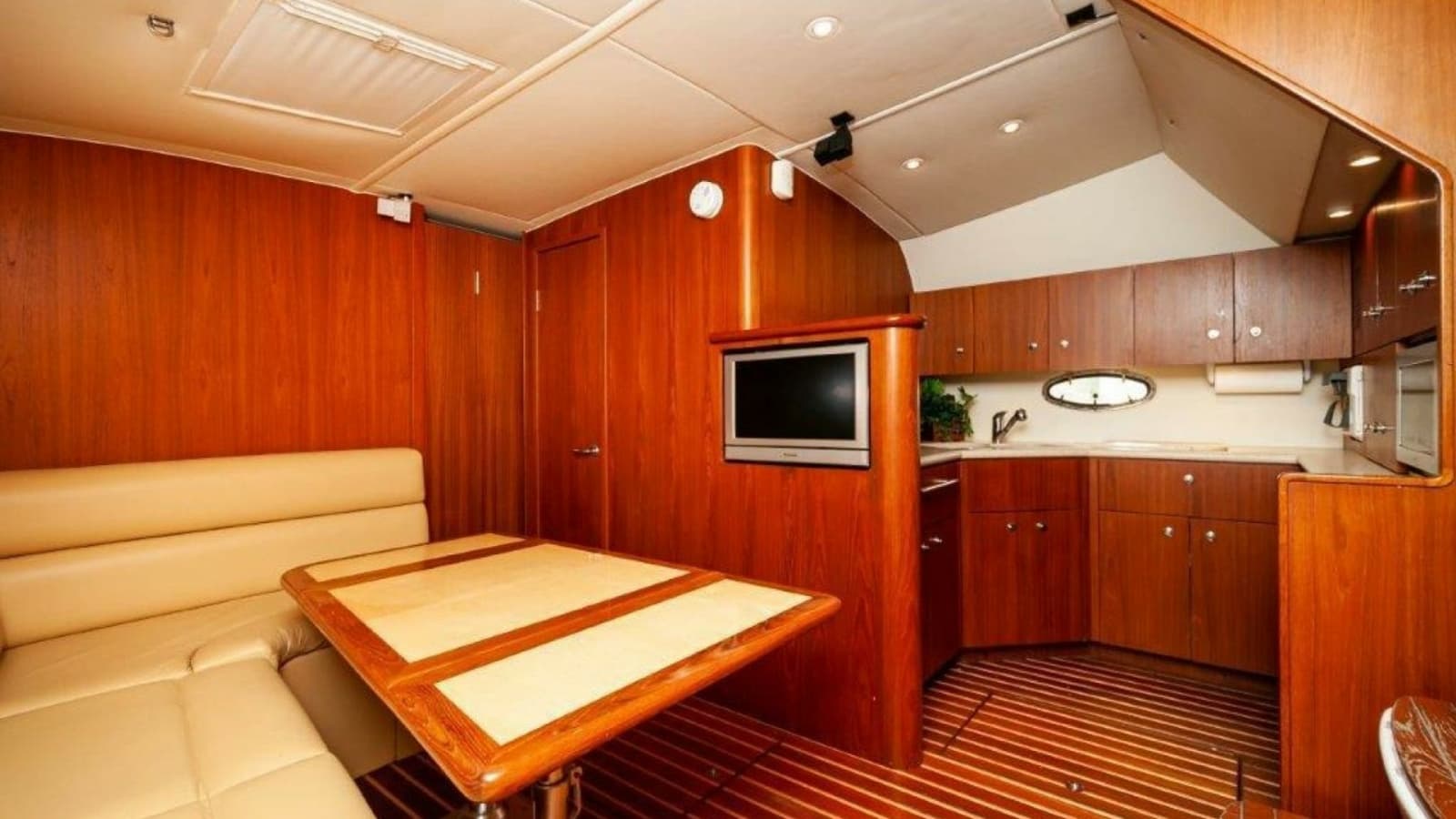2003 Tiara Yachts 4200 Open Kingfisher Salon 4