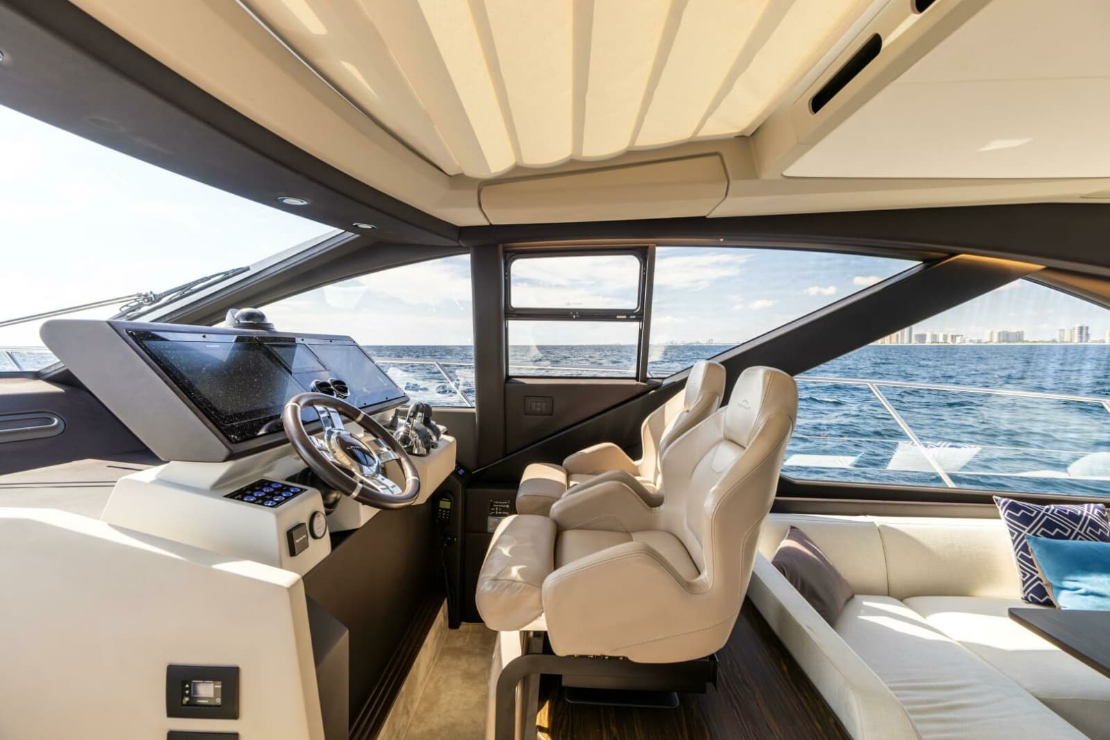Azimut 60 - Azure - Helm