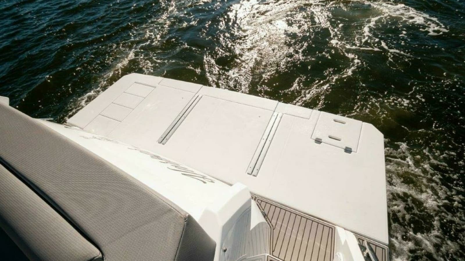 2020 Cruisers Yachts- HARPER BELL- Swim Platform