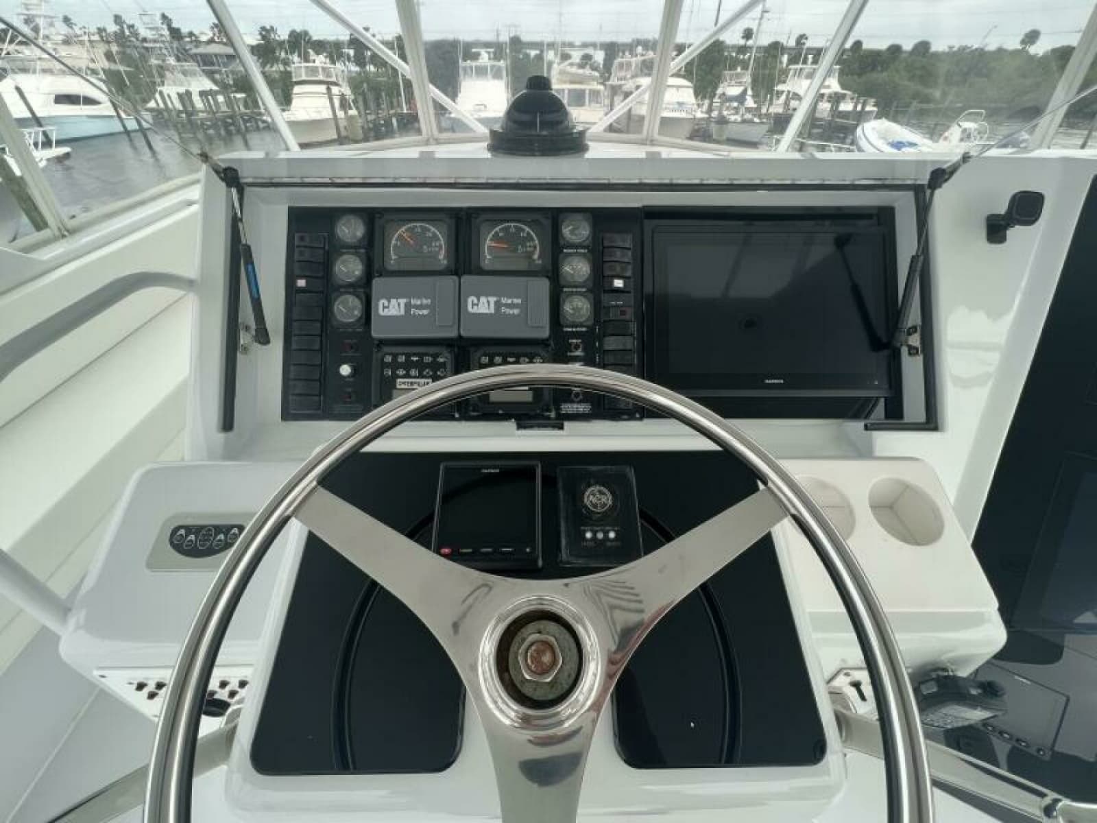 Hatteras SF Down Time - Helm