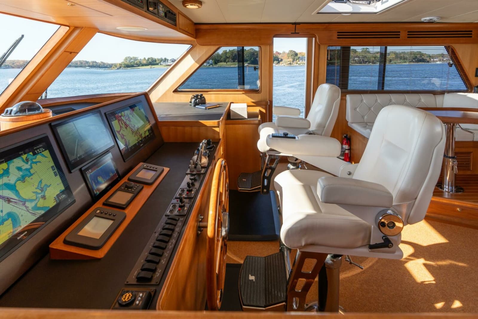 Marlow 72 GRIFFIN - Command Bridge Helm