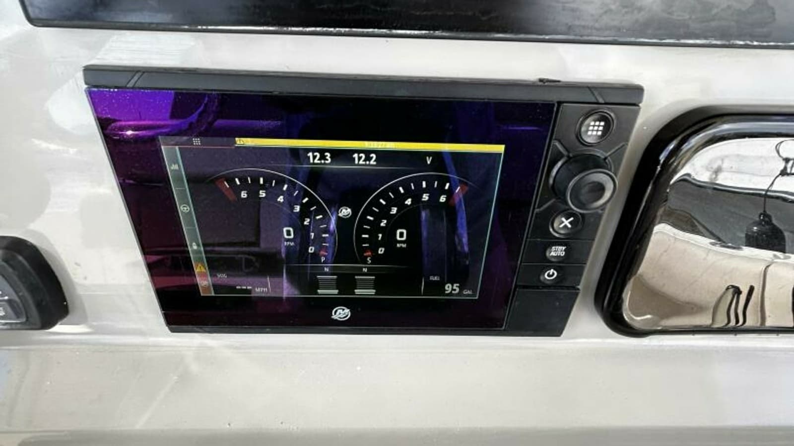2017 33 Boston Whaler 330 Outrage Helm (4)