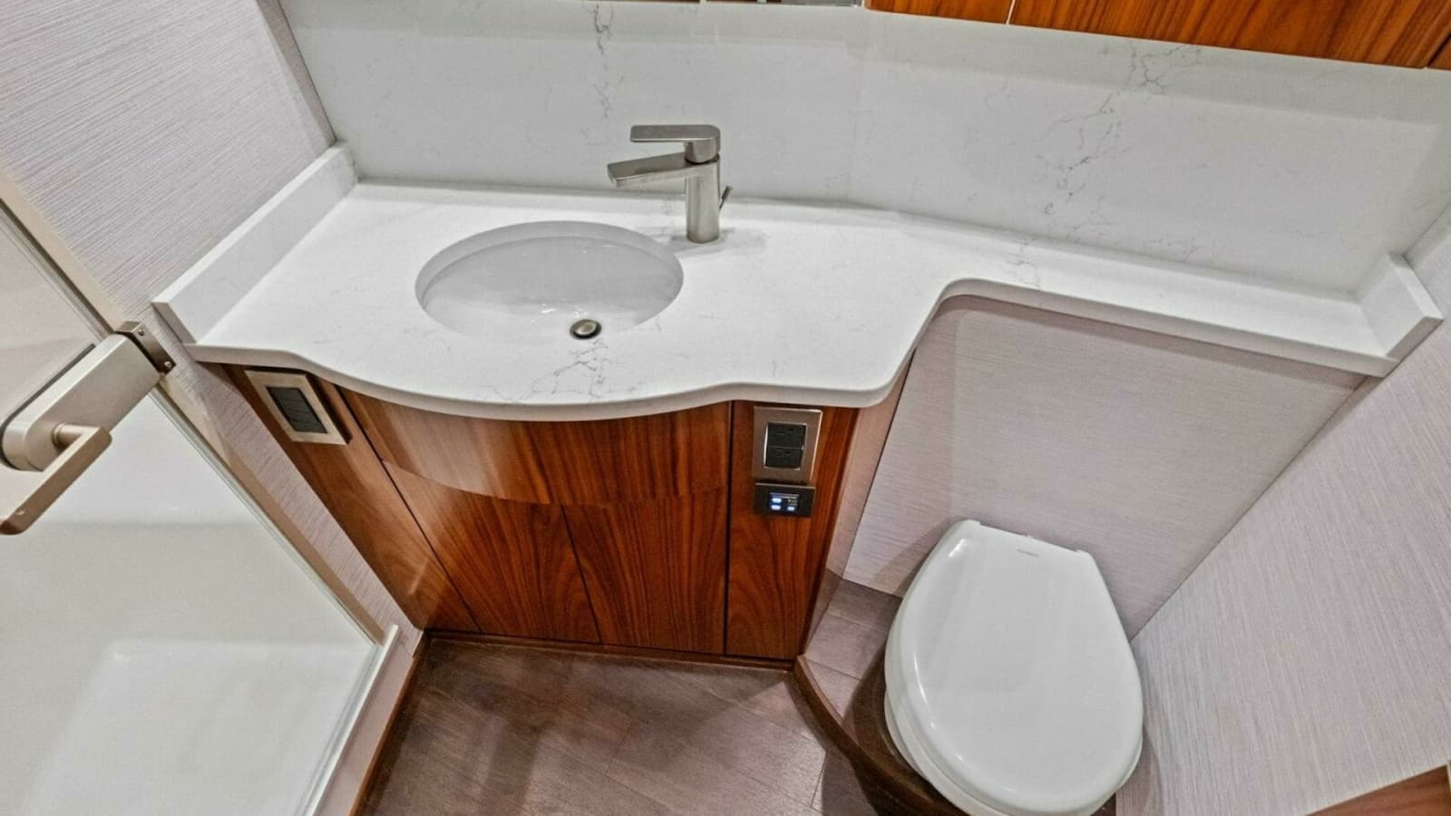 Elegant Ensuite Head