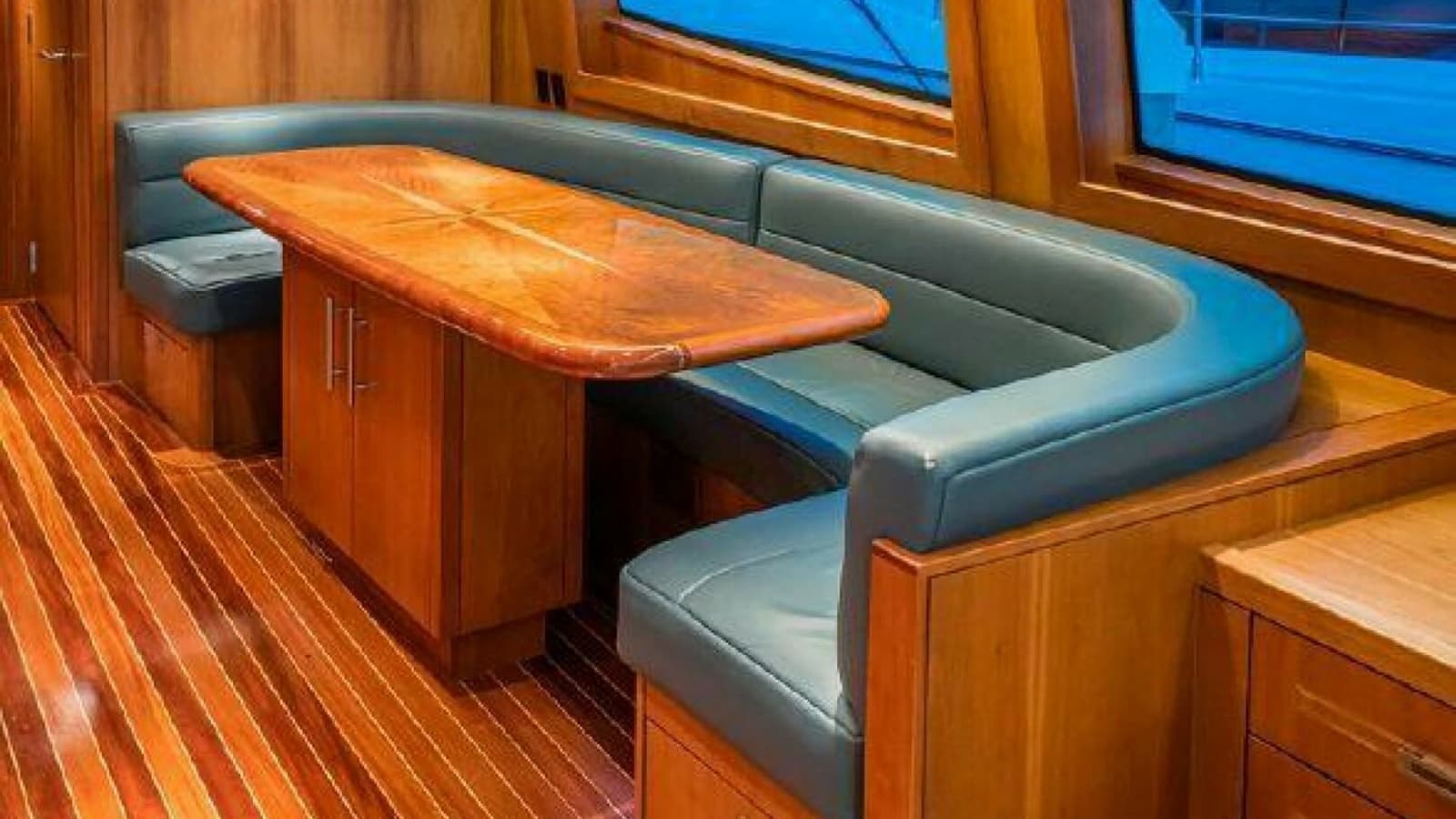 2008 77 Enclosed Bridge "Desperado"-Dinette