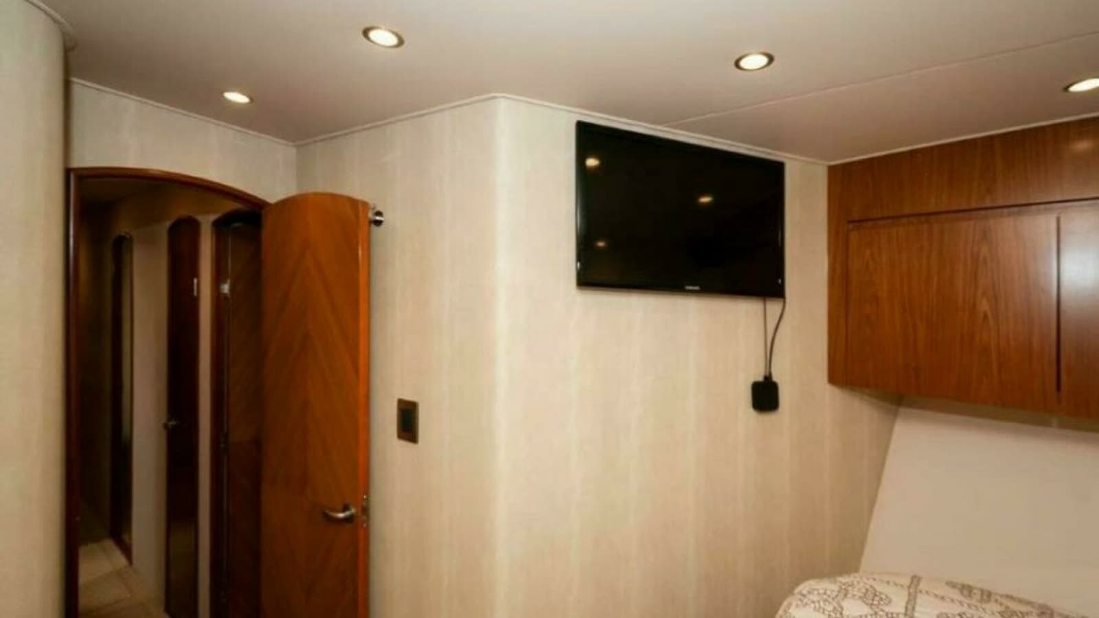 2012 76 Viking Sky Bridge Barefoot Drive FWD VIP (1)