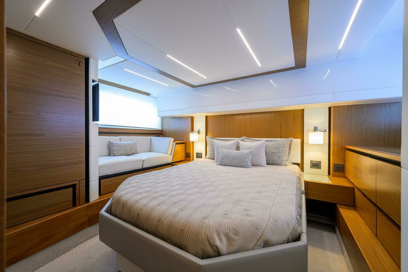 Tiara 49 DEBBIE'S DIAMOND - Master Stateroom
