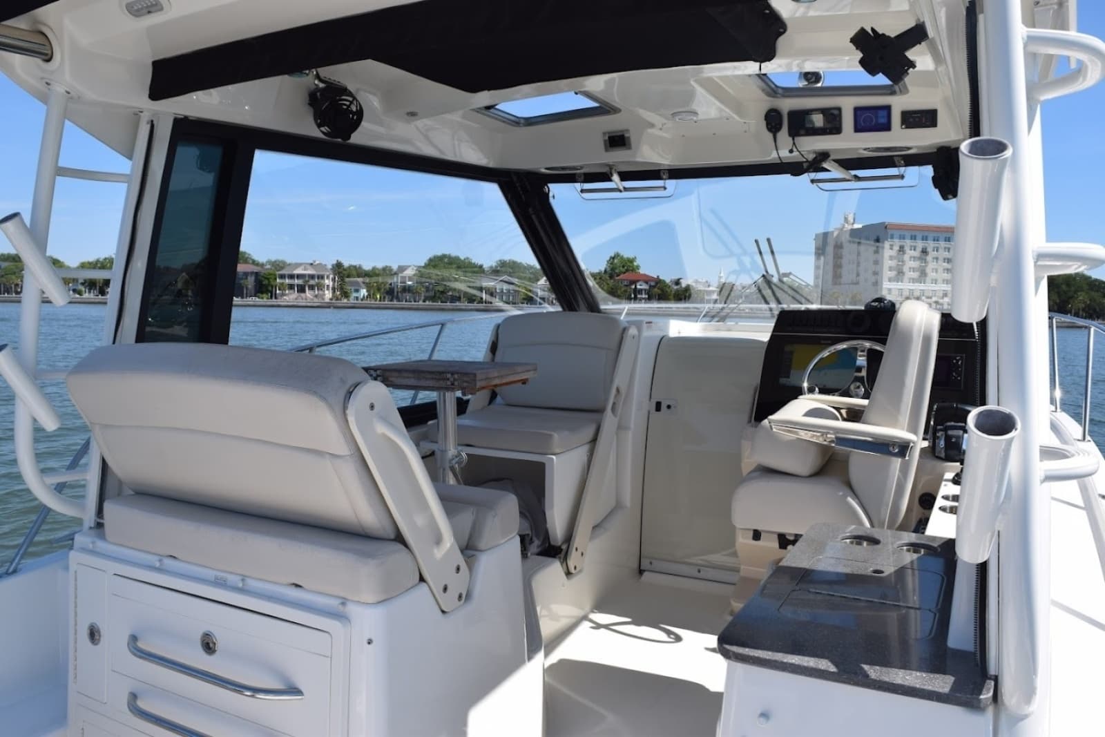 Boston Whaler 32 - SIP N SEA - Cockpit