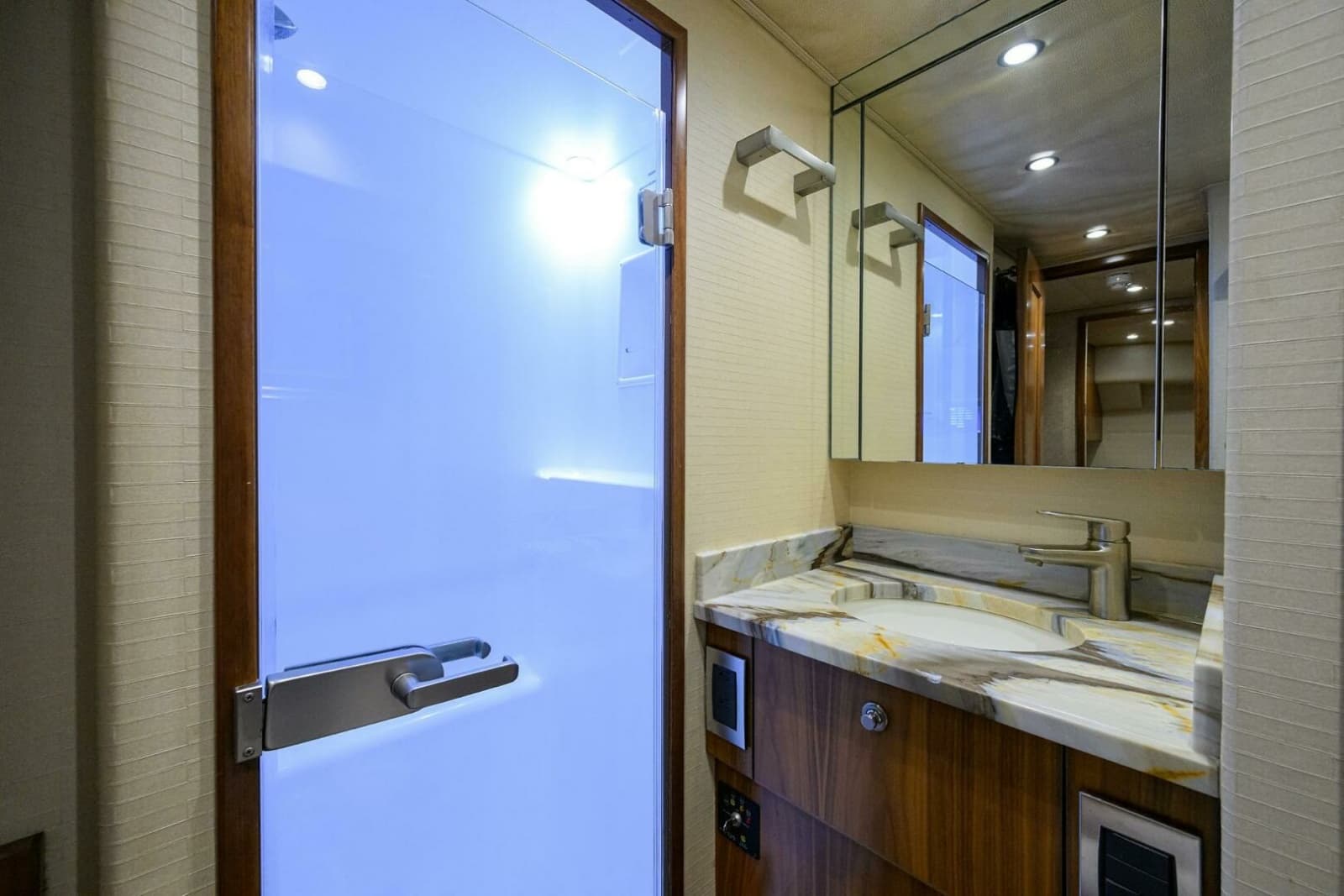 Viking  92 SPECULATOR - Crew Quarters Head