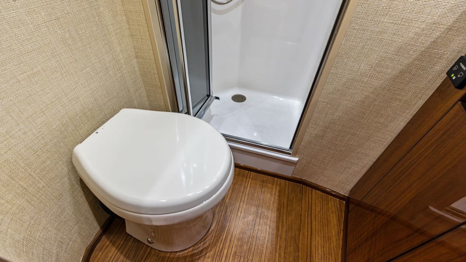Elegant Ensuite Head with Shower