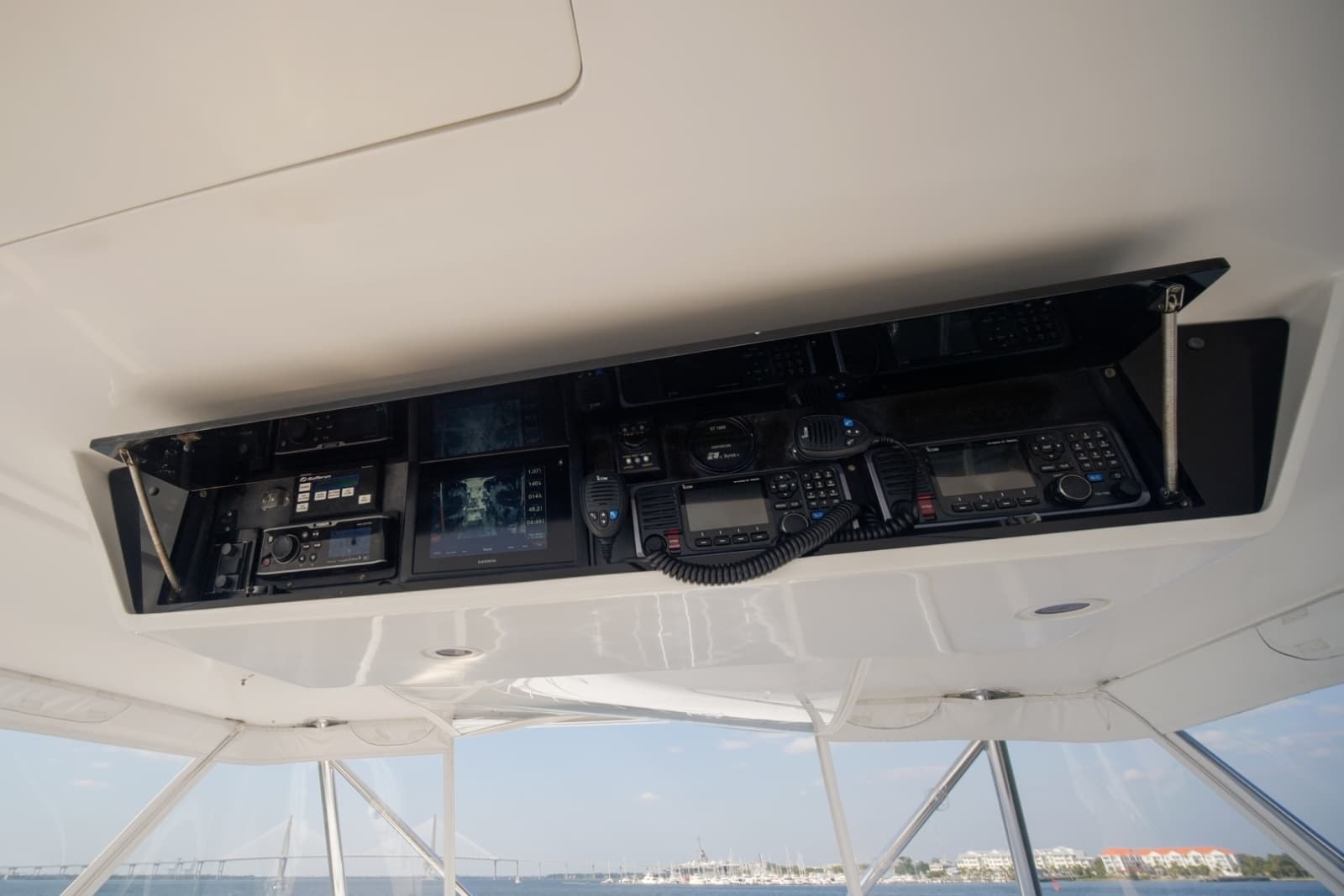 Hatteras 60 Reel Hook'Up - Exterior Flybridge