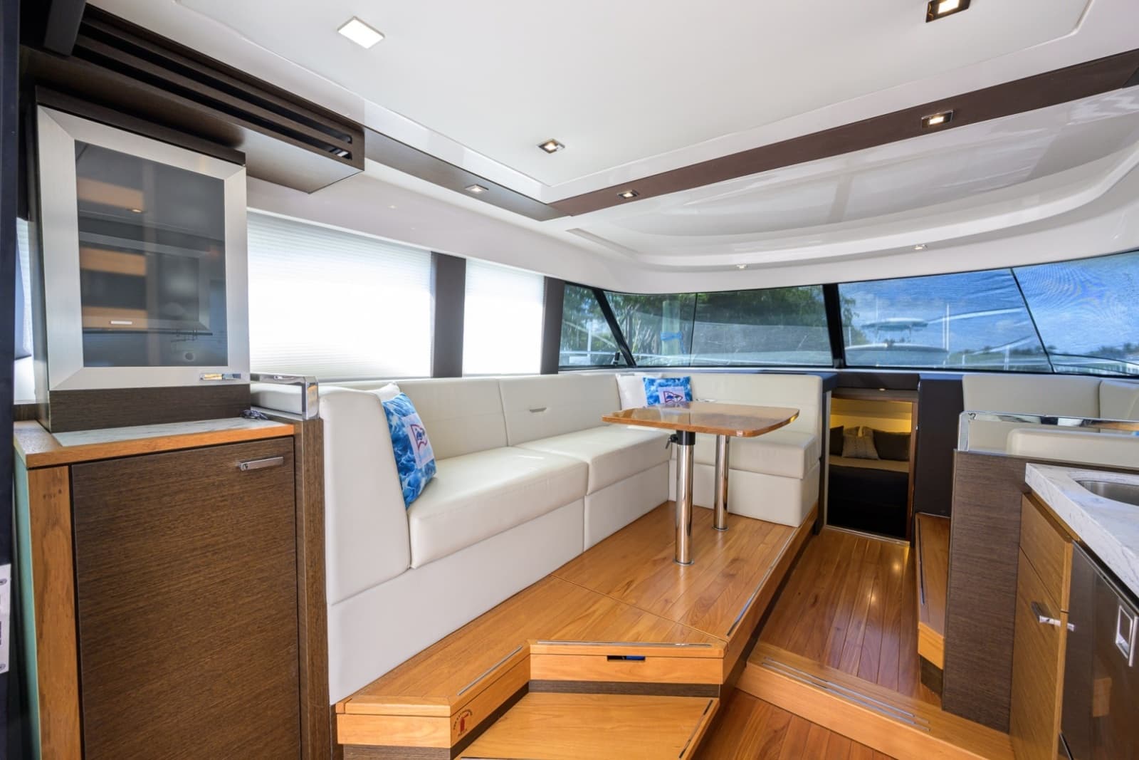 Tiara 44 Daybreak - Interior Dinette
