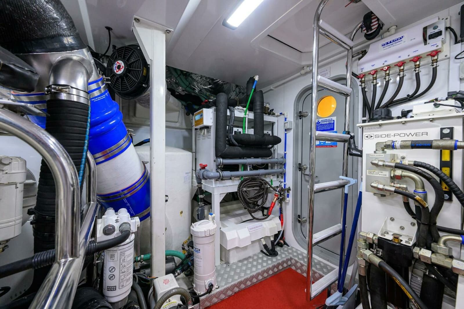Princess Y78 - Janie II - Engine Room