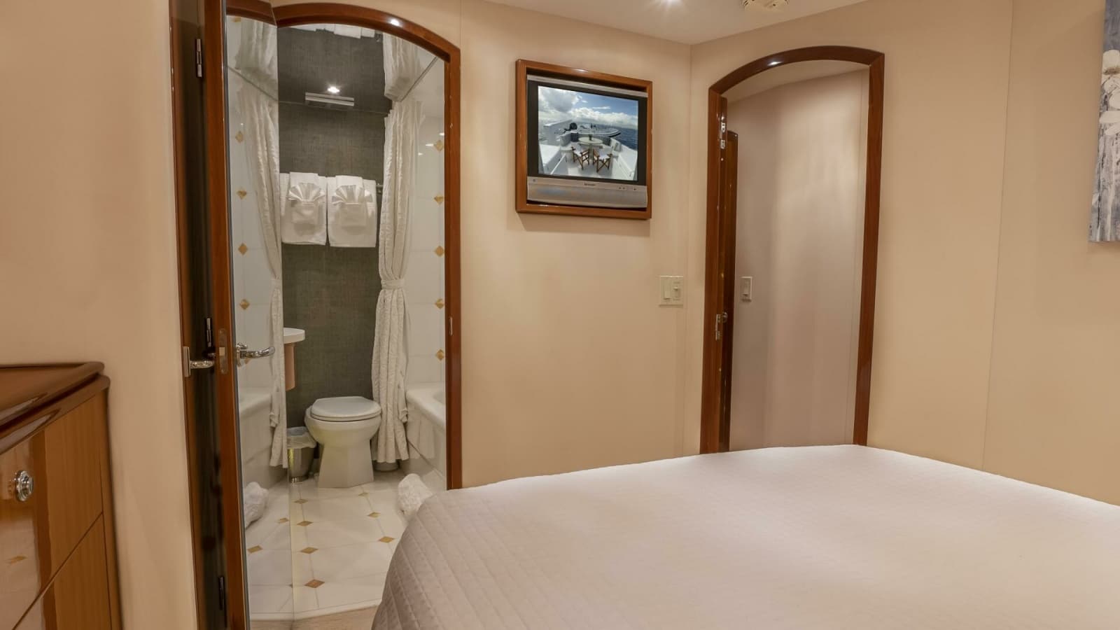 Hatteras 80 Gallopin- VIP Stateroom