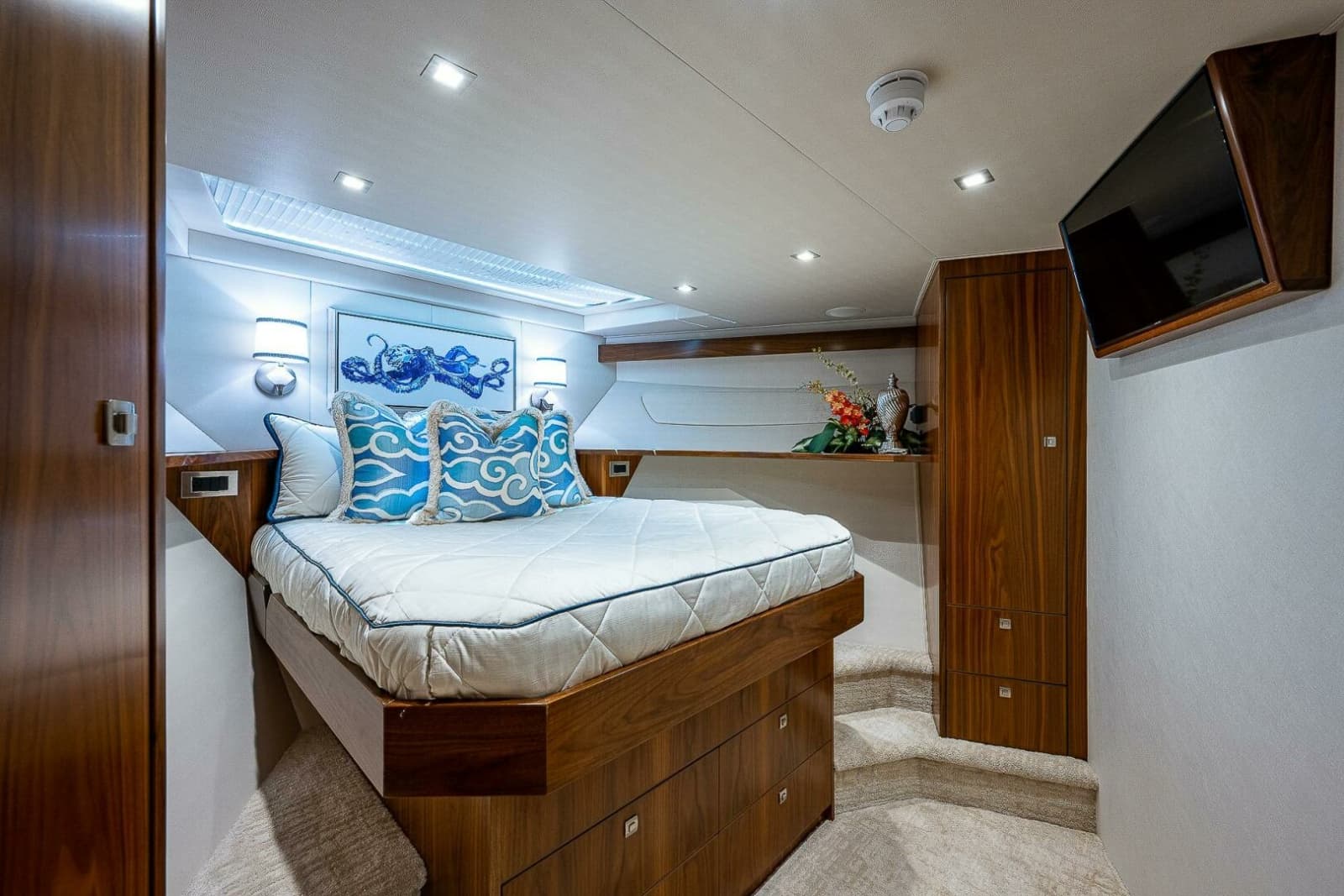 Viking 75 MIRAGE - Forward Stateroom