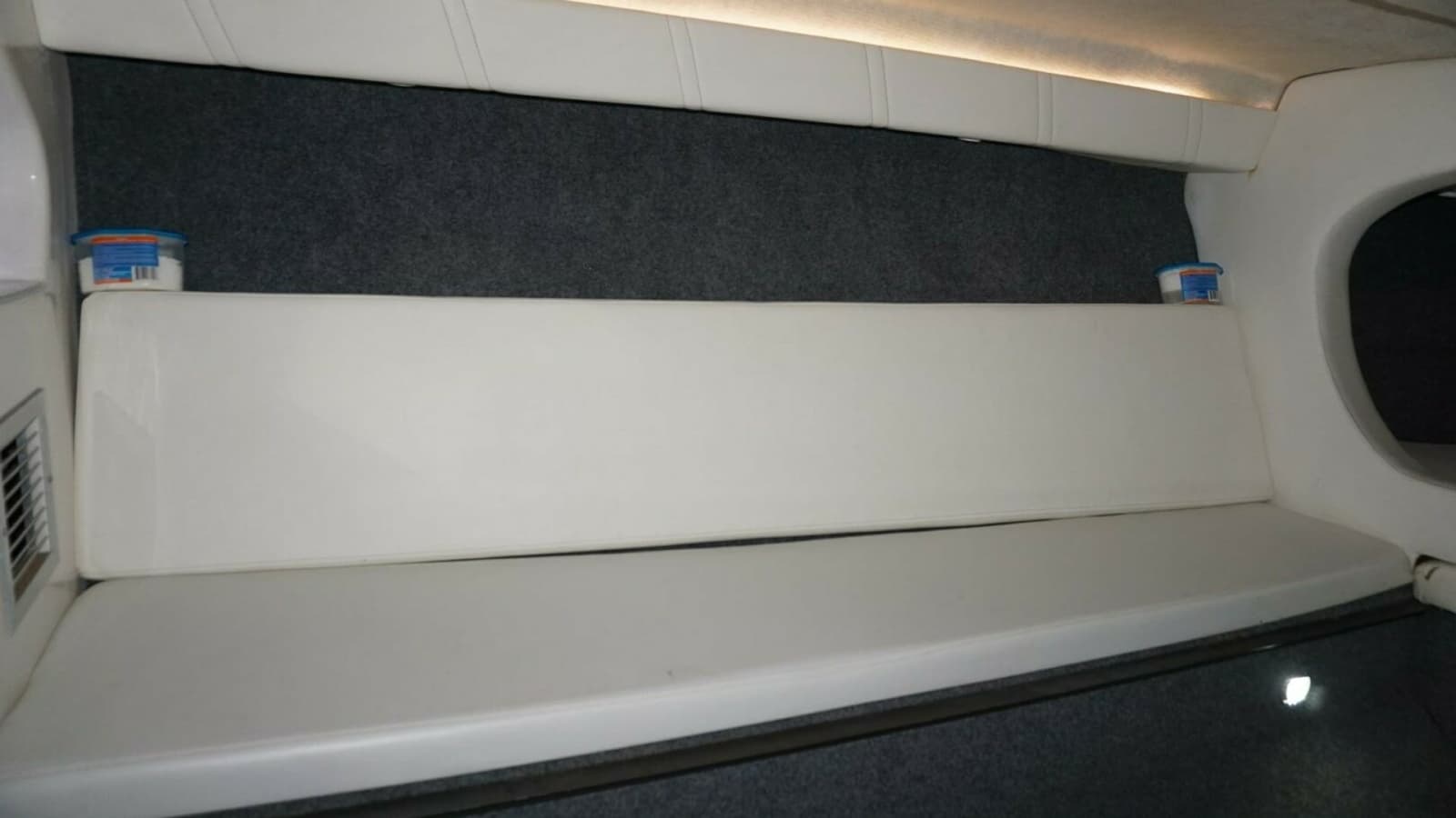1998 32 Active Thunder 32 CC Ms. Rita V Berth (6)