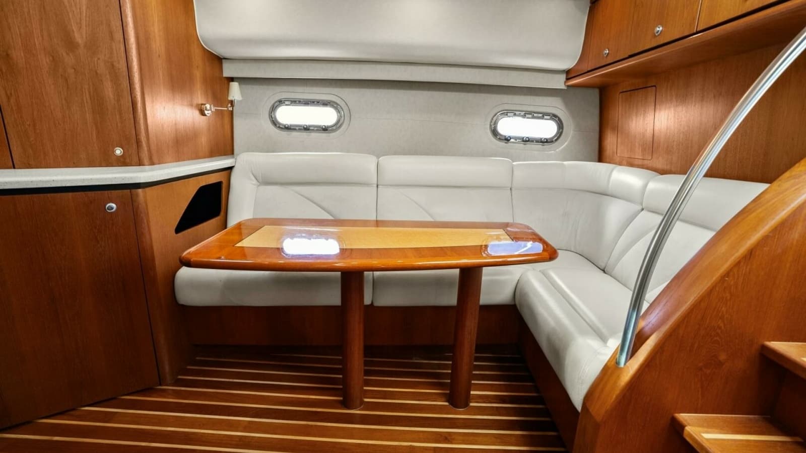 2007 Tiara Yachts 4300 Sovran - Salon