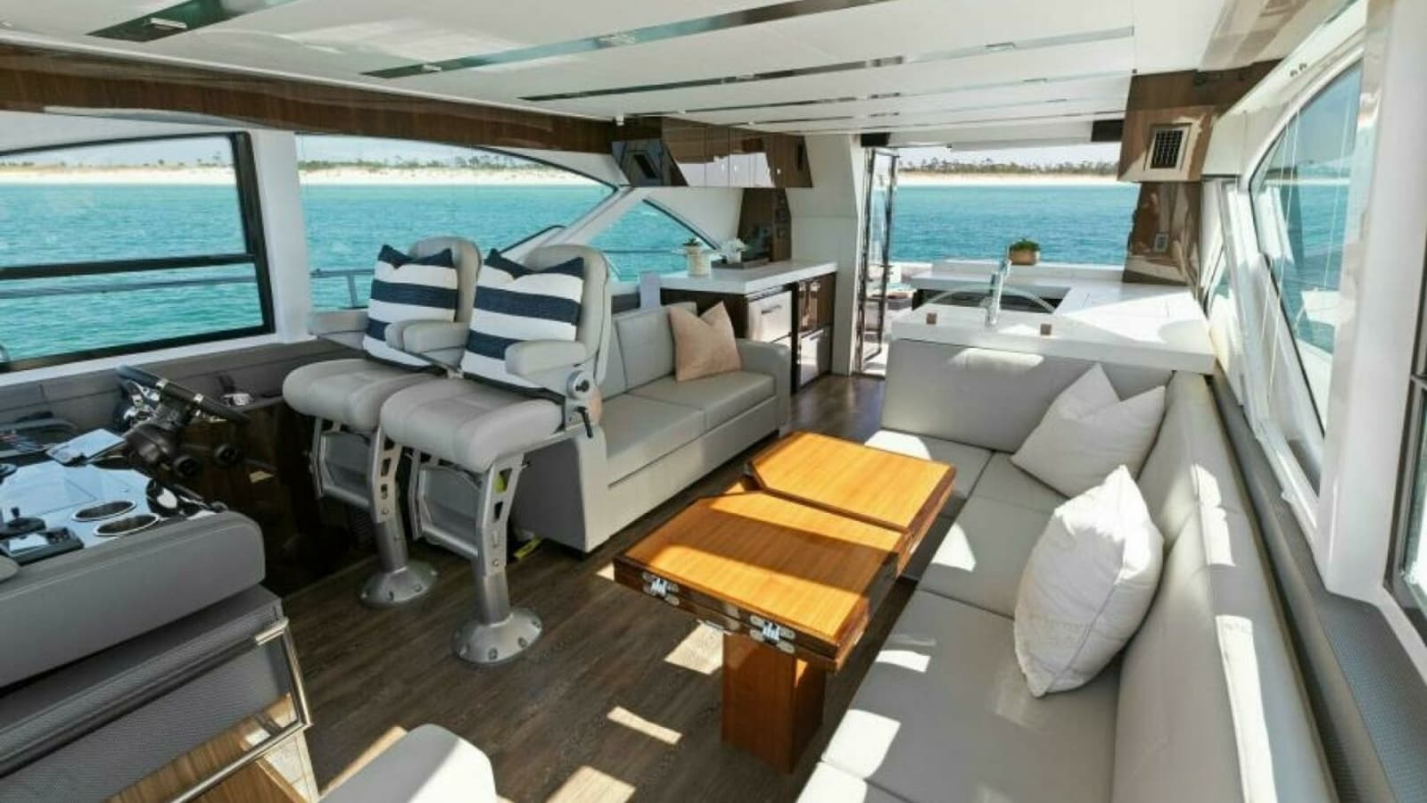 2023 Cruisers Yachts 60 Cantius Fly- Salon