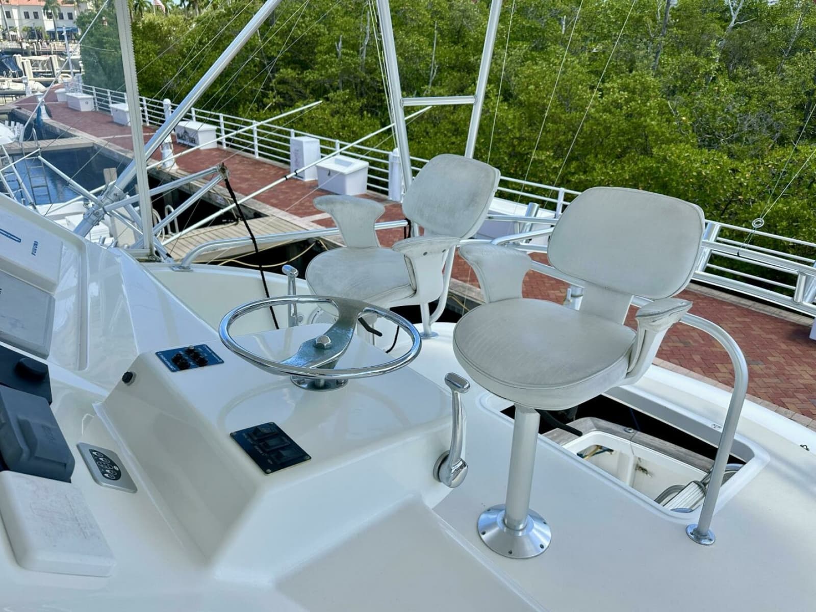 Ocean Yachts 50 GOLD COAST - Fly Bridge Helm