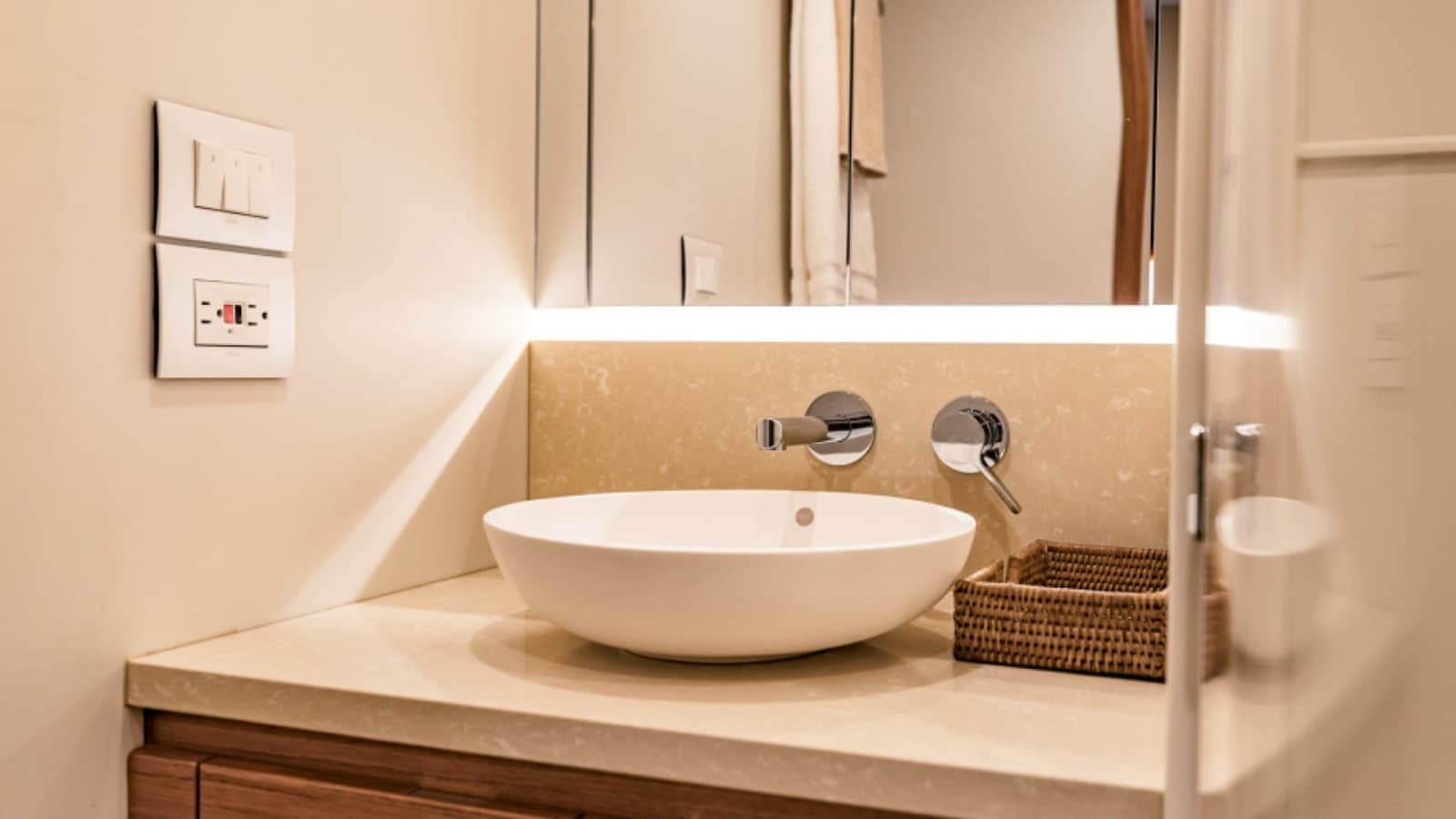 2020 Bertram 61 Convertible "SINE METU" - Elegant Vanity in Guest Head