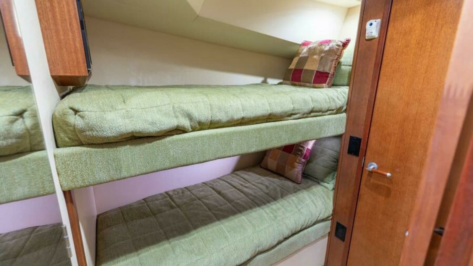 2008 Hatteras 60 Convertible Guest Stateroom